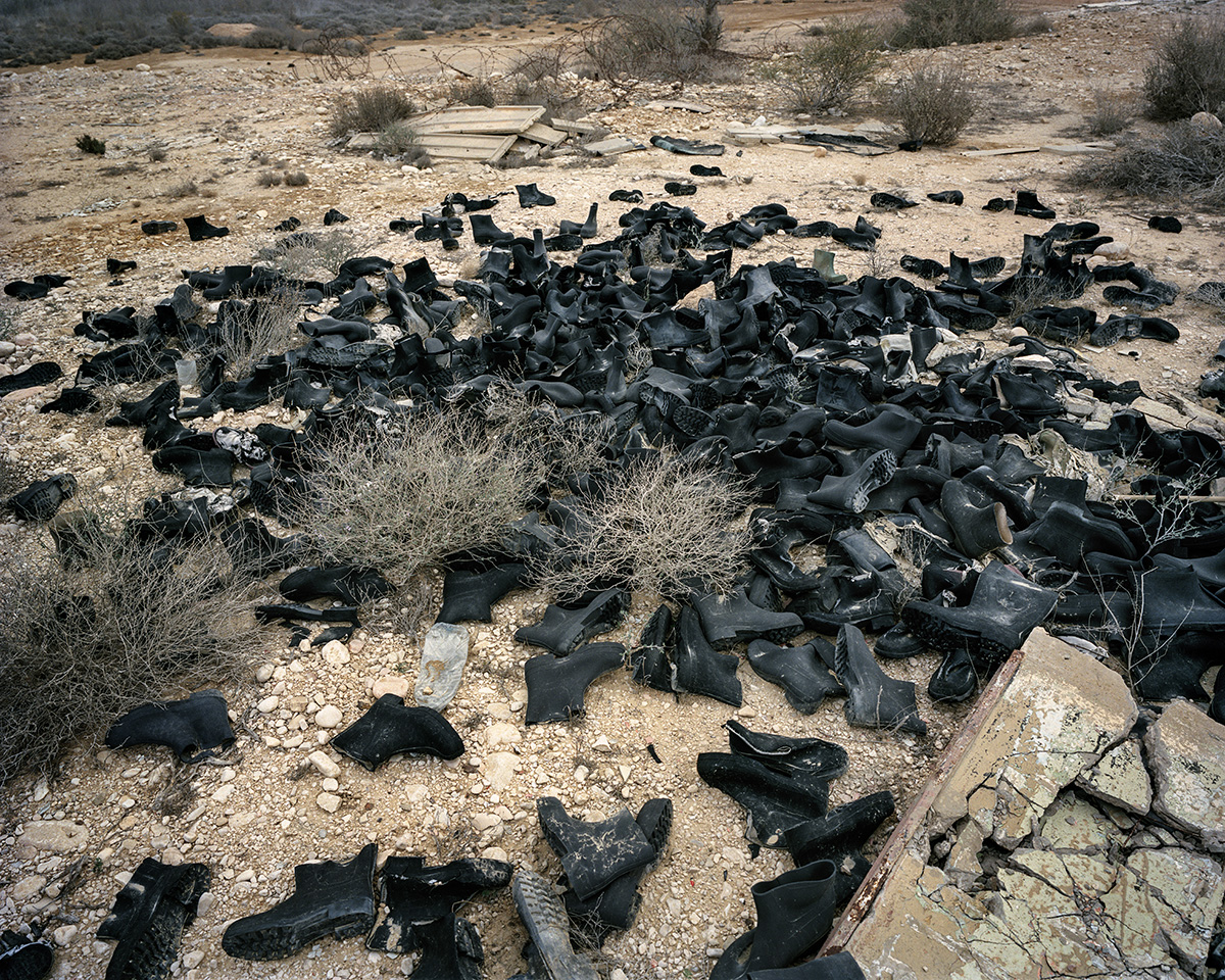  3. Maerz 2017. Bei Nitzana, Israel. Militaerschuhe auf einer verlassenen Basis der Israelischen Verteidigungsstreitkraefte.

Engl.: March 3, 2017. Near Nitzana, Israel. Military shoes on an abandoned Israel Defense Forces base.
 