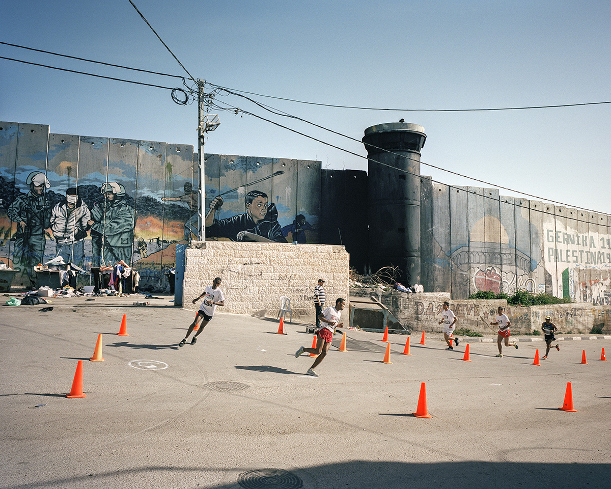  27. Maerz 2015. Bethlehem, Westjordanland. Vor der Mauer im Fluechtlingslager Aida. Der Palaestina-Marathon findet seit 2013 jedes Jahr rund um Bethlehem statt. Da es nicht moeglich war, eine zusammenhaengende Strecke von 42 Kilometern zu finden, oh