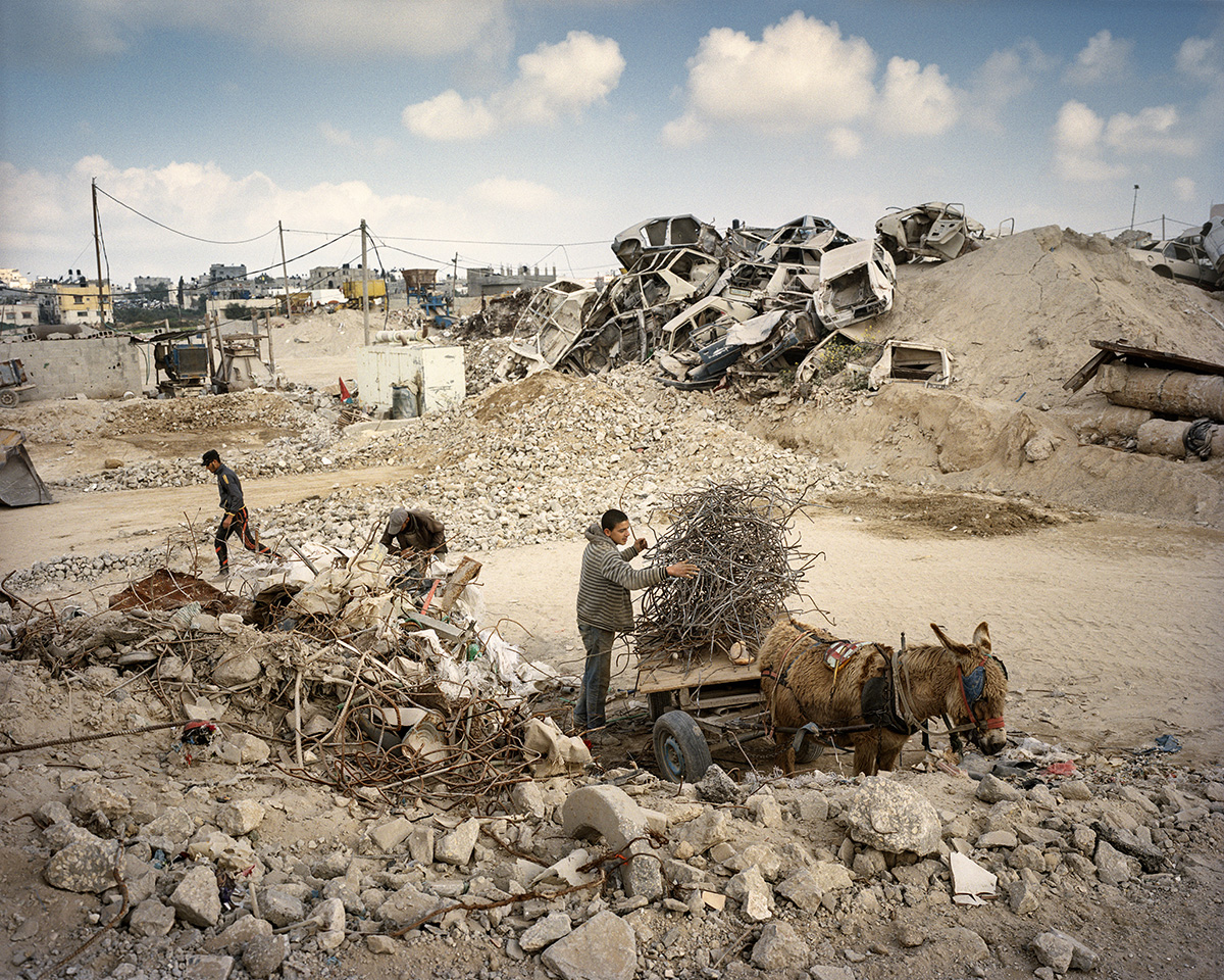  8. Maerz 2017. Gaza-Stadt, Shejaiya, Gazastreifen. Am Rand von Shejaiya, nahe am geschlossenen Nahal-Oz-Grenzübergang zu Israel, befindet sich eine Industriezone, wo Schutt zu Kies und Sand gemahlen wird. Metall aus den Betonelementen wird gesammel