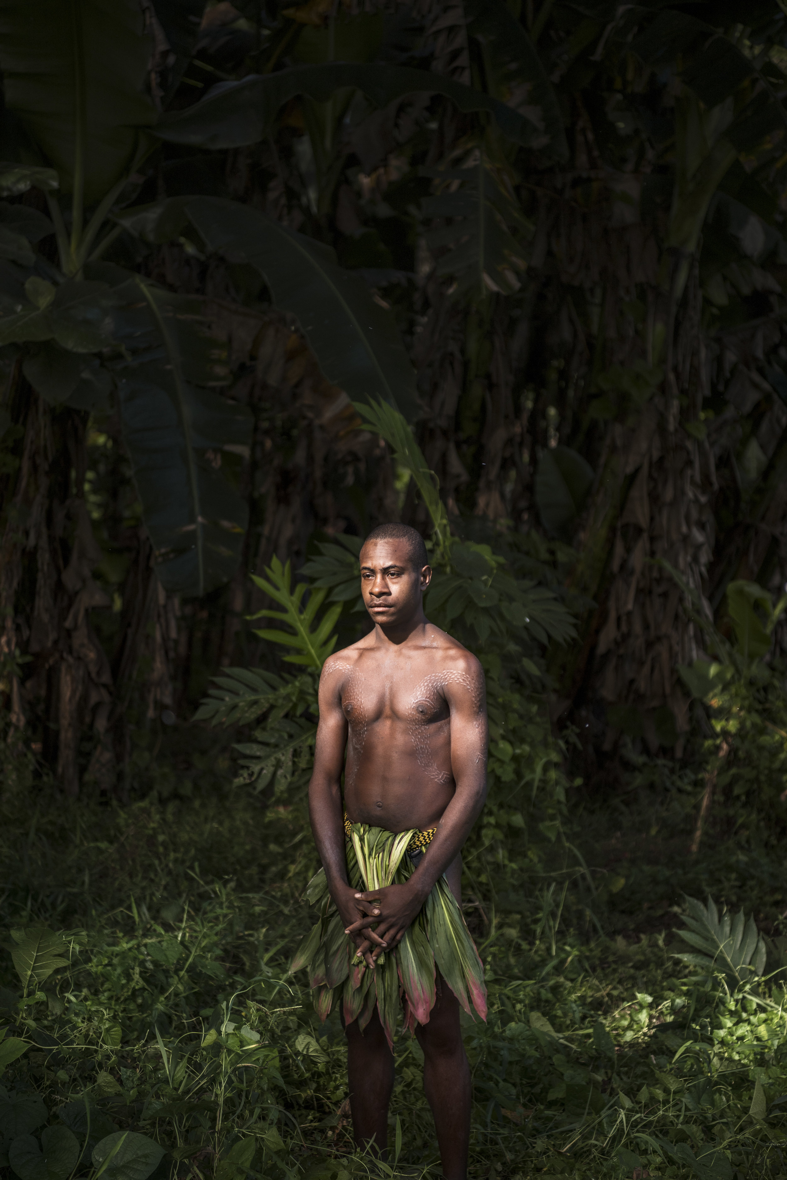  Daniel stands in the bush after the last activity. The village’s oldest member is named Lamin. He is around 90 years old and still climbs up coconut trees and hunts his crocodiles by himself. „Since I am alive, nobody died ever inside this ceremony 