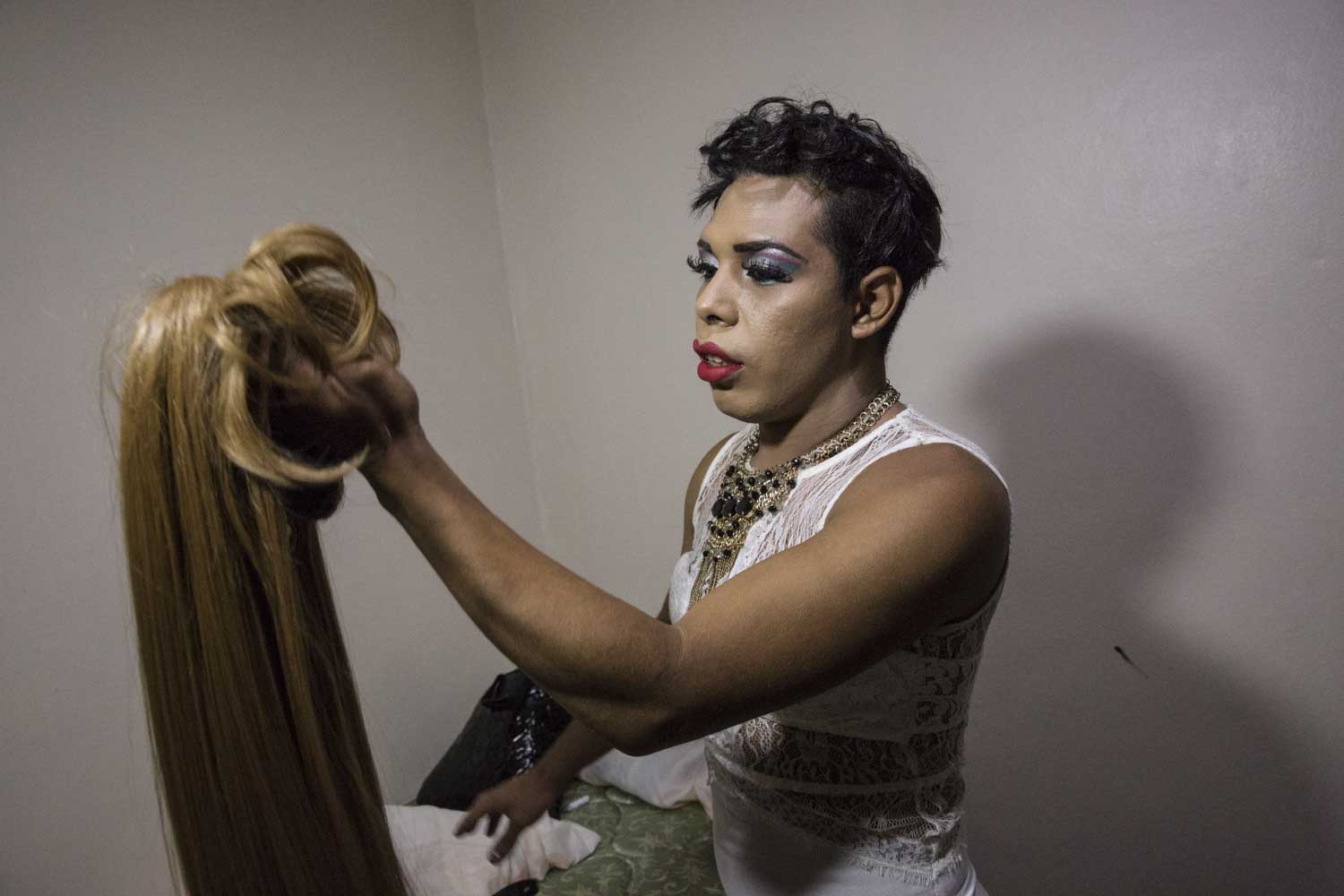  Darwin prepares  before a beauty contest for LGBT people.  
