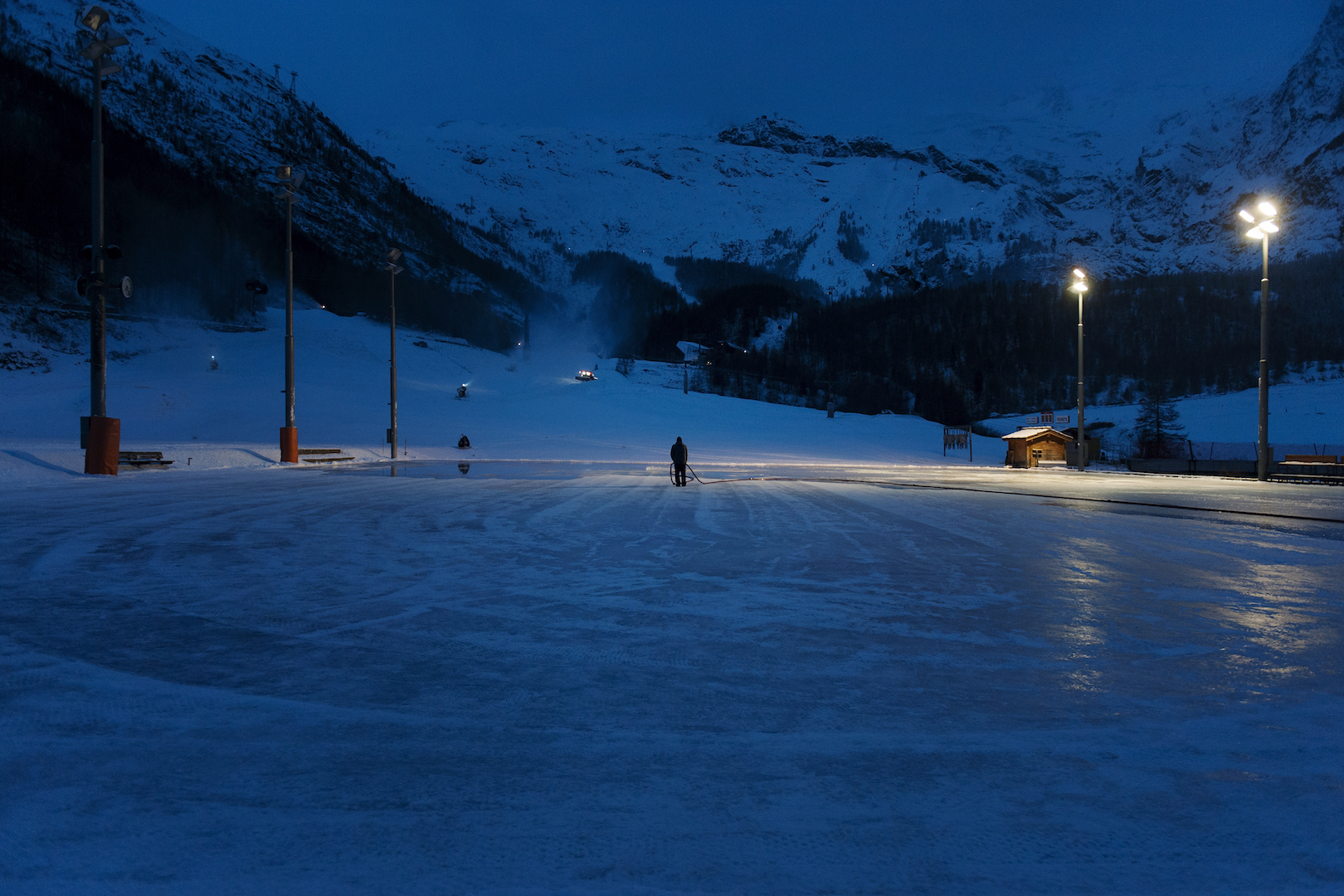  Natureismeister in Saas Fee, Otto Zengaffinen, welcher eine Kunsteisbahn auf dem darunter liegenden Tennisplatz herstellt
Auf dem Bild:
(Bild: Nathalie Taiana / NZZ) 