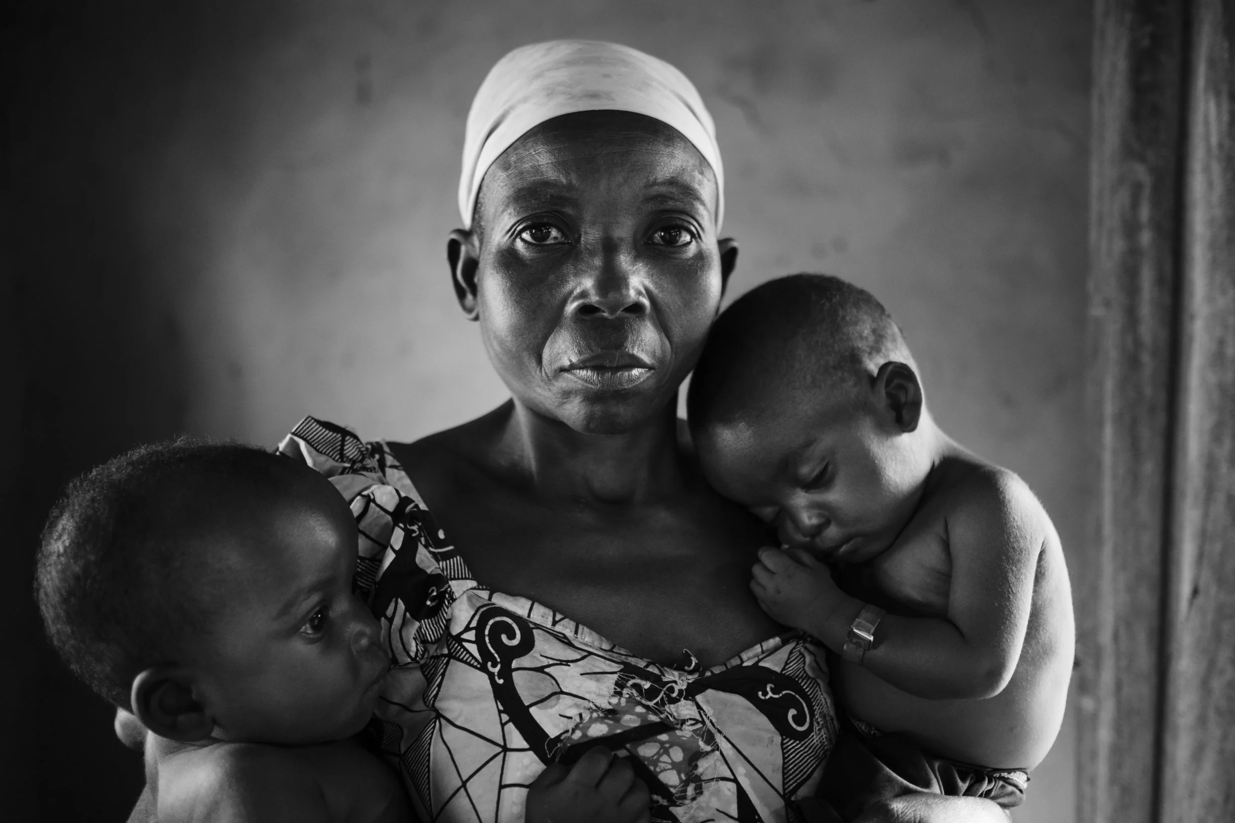 Congo DR, Kasai Central, Lwemba, 16 March 2018
Mama Kawala and two children, Mbuyi Kasenga and Nkanku Kasonga, who just got checked up at the local CNTA (Therapeutic Nutritional Centres) in Lwemba.
L�onard Pongo / NOOR