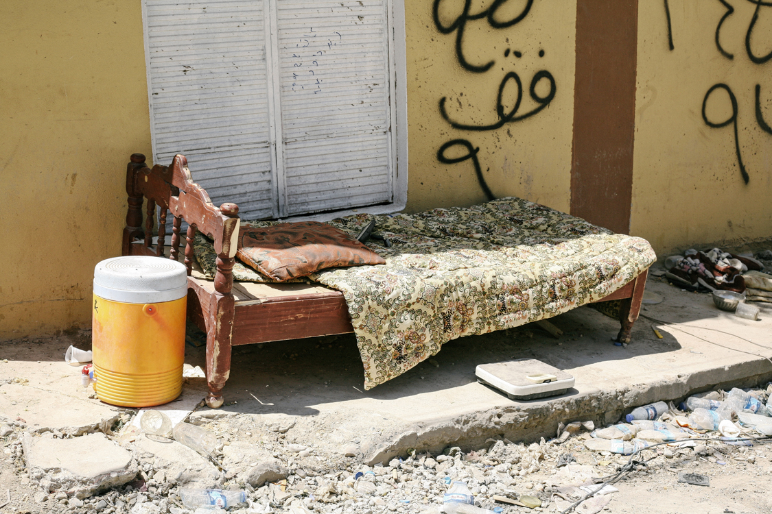  A bed in the streets of Mosul. Iraq, May 2017. 