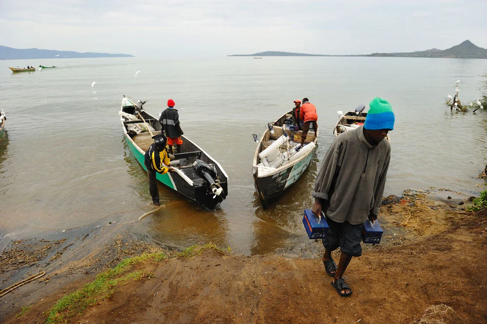 stanley Greene (C) NOORIMAGES-2010
Kuvua Samaki Mwangazani
Hunting the fish into light
Nyachebe Solar Fishermen -Mbita ,Kenya
