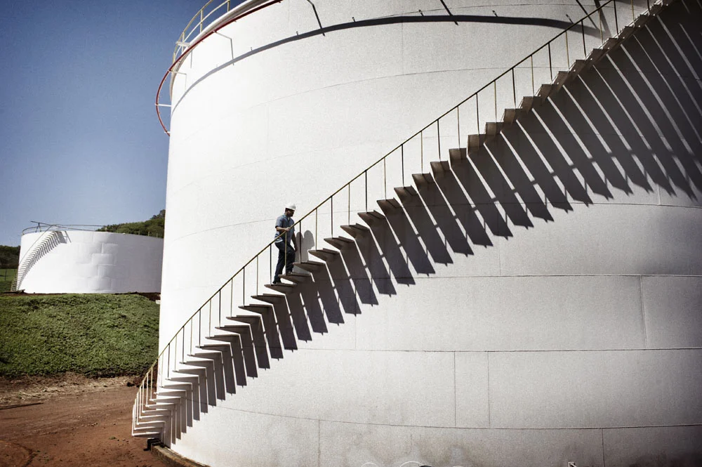 Brazil. São Paulo. Usina São Manoel. 12 October 2010.
One of the large tanks where ethanol his stored prior to sale.
Brazil produces two types of ethanol: ‘hydrous’, which contains about 5% water in volume, and ‘anhydrous’, virtually water-free.
‘Hydrous’ ethanol is used to power vehicles equipped with pure ethanol or Flex-Fuel engines. ‘Anhydrous’ ethanol is mixed to petrol before it is sold.