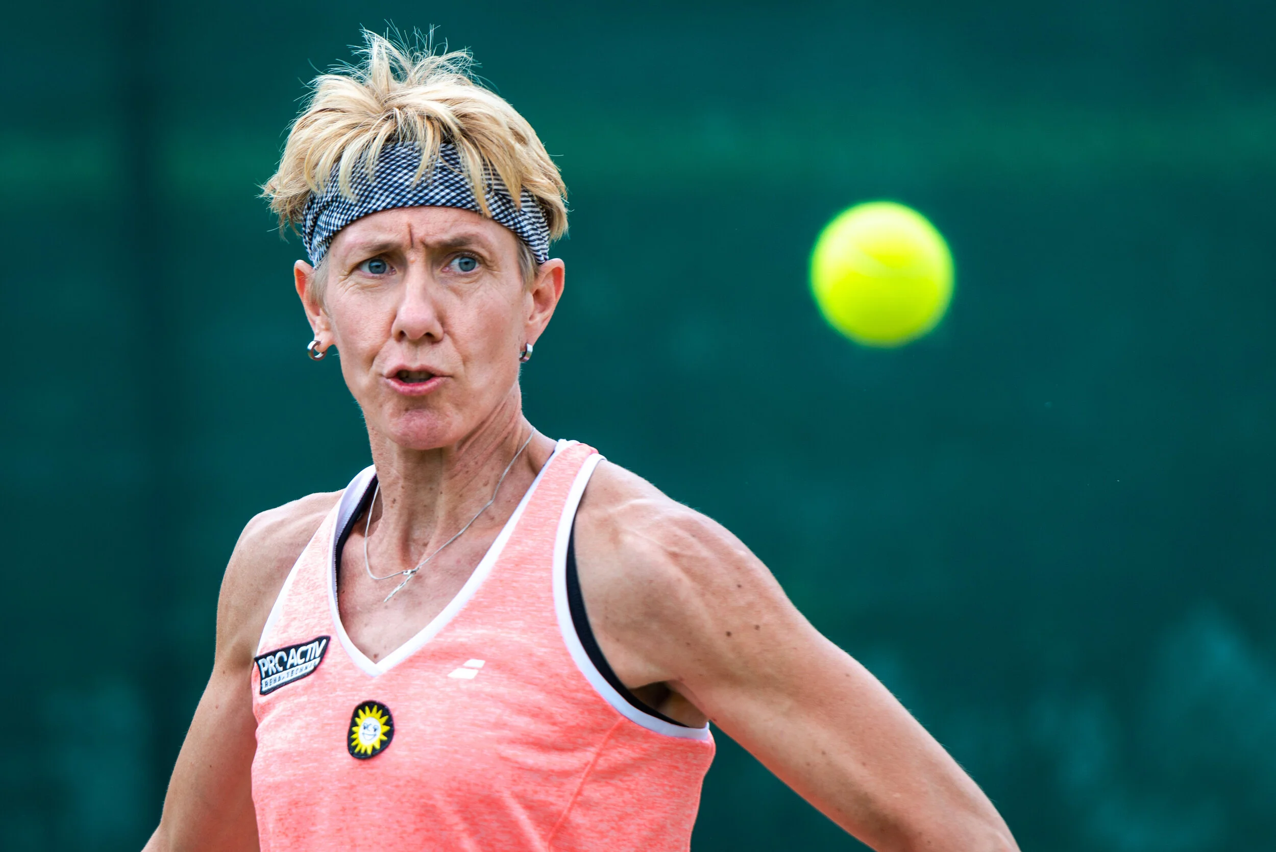  Sabine focuses on the ball. 