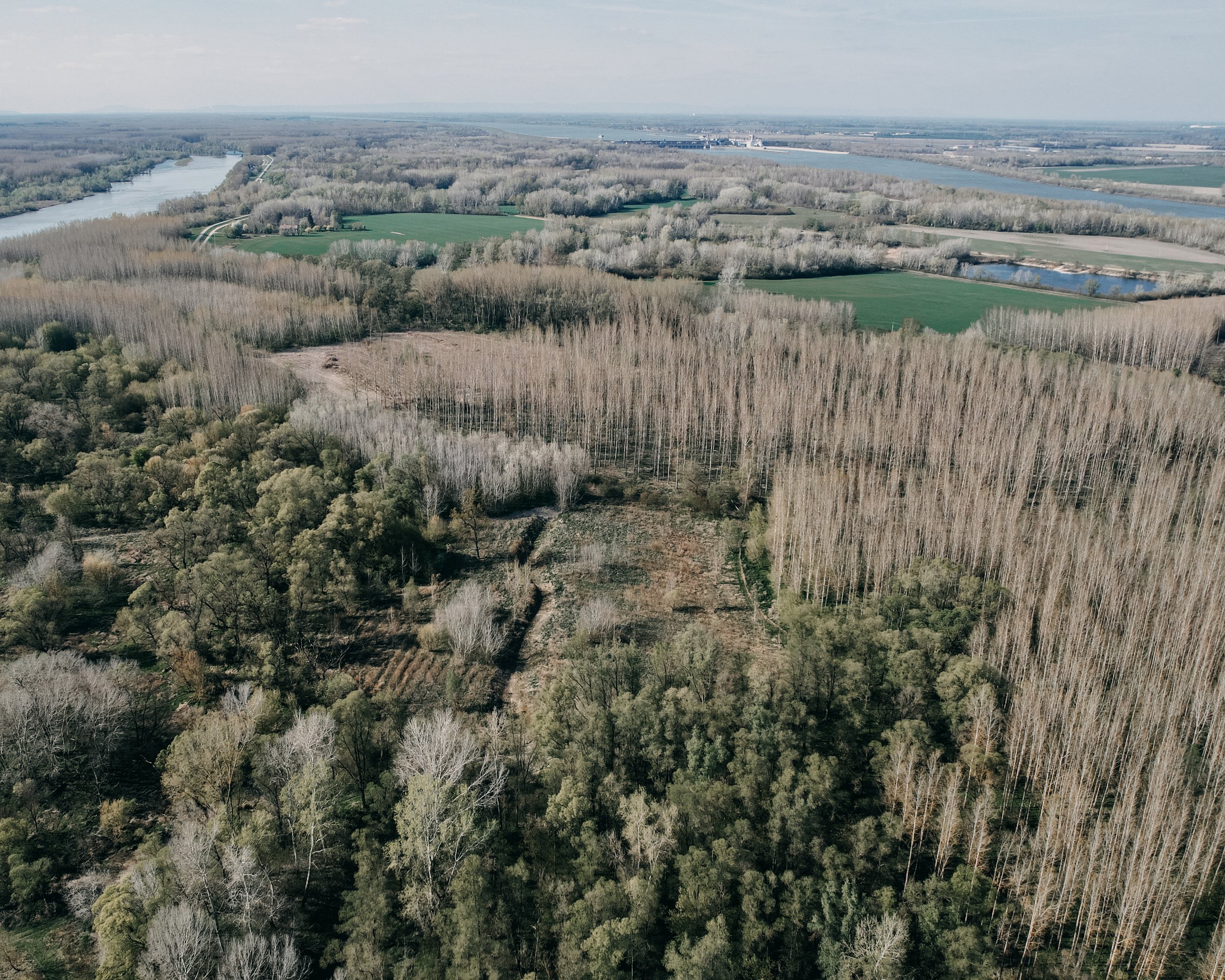  Slovakia, Istragov, 05 April 2023. Aerial view of the Danube arm and the Gabcikovo hydroelectric power plant, viewed from the Istragov wetland. The construction of the plant dramatically limited Istragov’s water access. Diana Takacsova / NOOR 