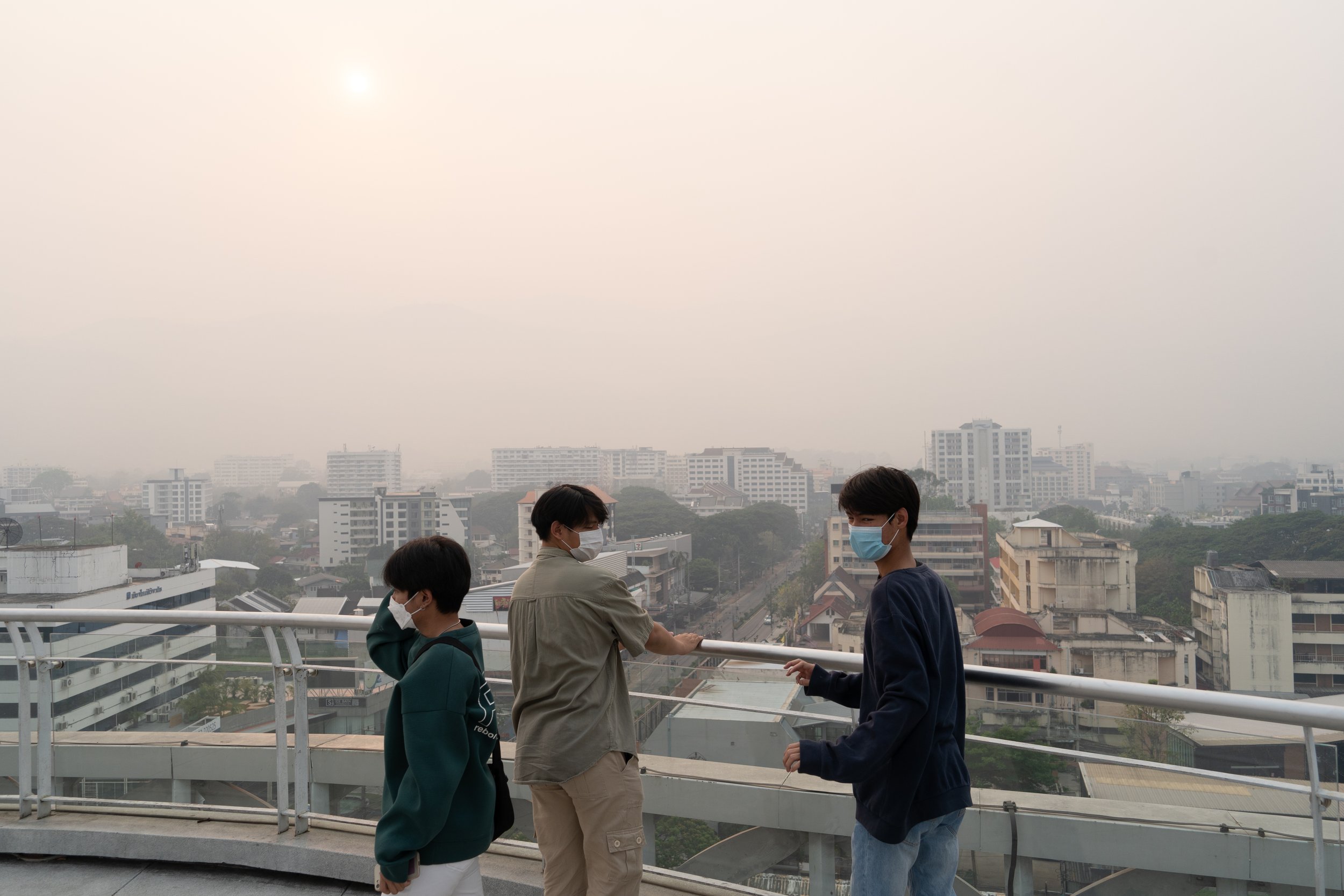  Thailand, Chiang Mai. 6 April 2023. On rooftops, residents are affected by the toxic smog of PM2.5 particles that blankets the city. High PM2.5 levels exceed 400 AQI values (air quality data measured by the app Air Visual). Roads and mountains are h