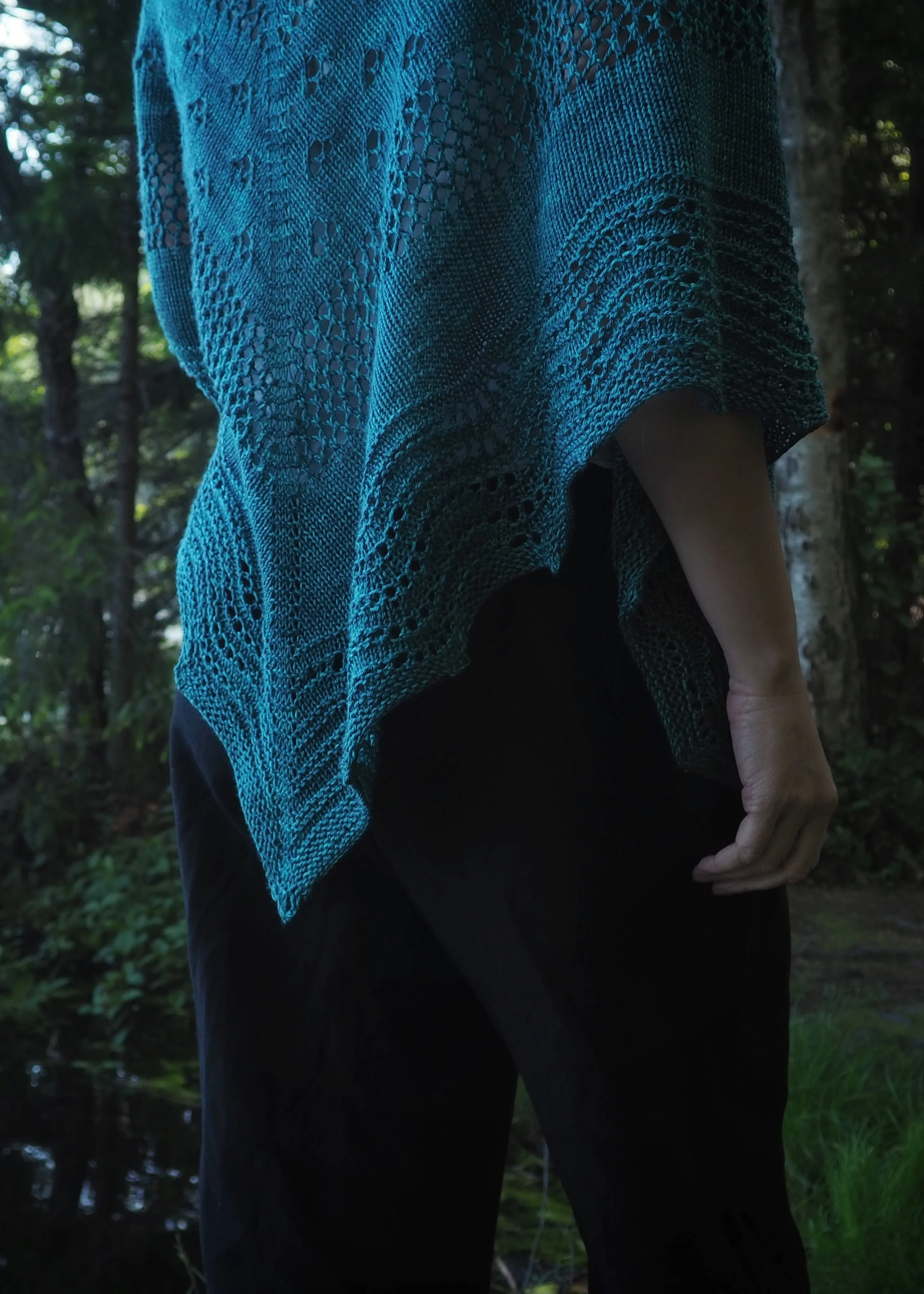 Triangle shawl with lace knitting pattern