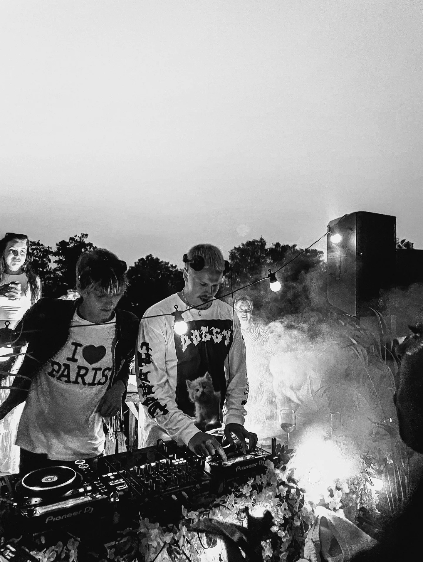 t&auml;s vuoden ekaa @ylex jaksoa ja tulevaa vuotta hahmotellessa tajusin ett&auml; nyt starttas samal 10. vuos radiota. alotin 2016 bassoradiolla, ja siit&auml; abaut vuos eteenp&auml;in, er&auml;&auml;n&auml; sateisena lauantai-iltana istuin tuttuu