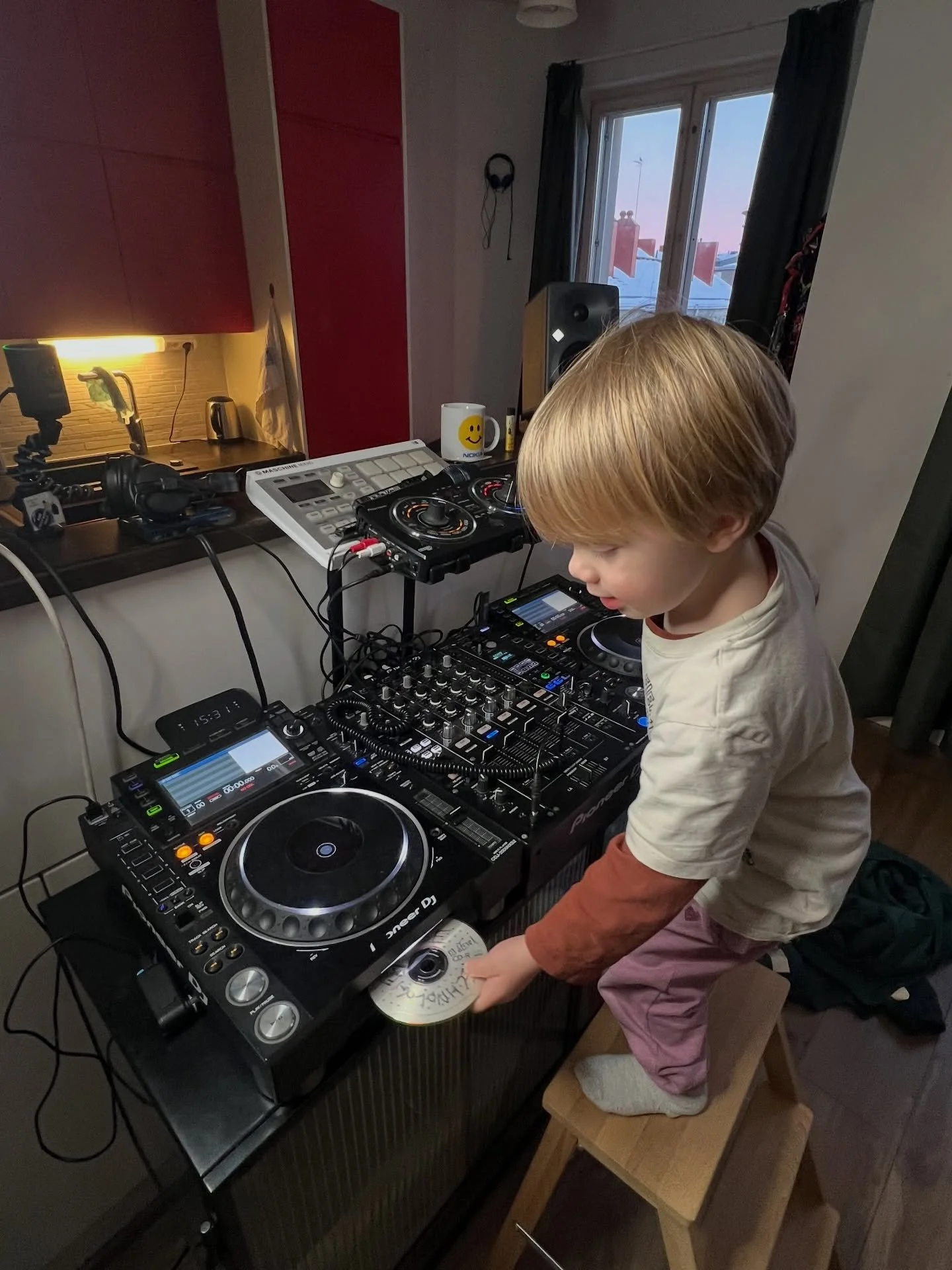 AND SO everytime we come to my place THE FIRST thing he does is step on the decks and requests for the old cd-r bag 😭😭😭😭❤️