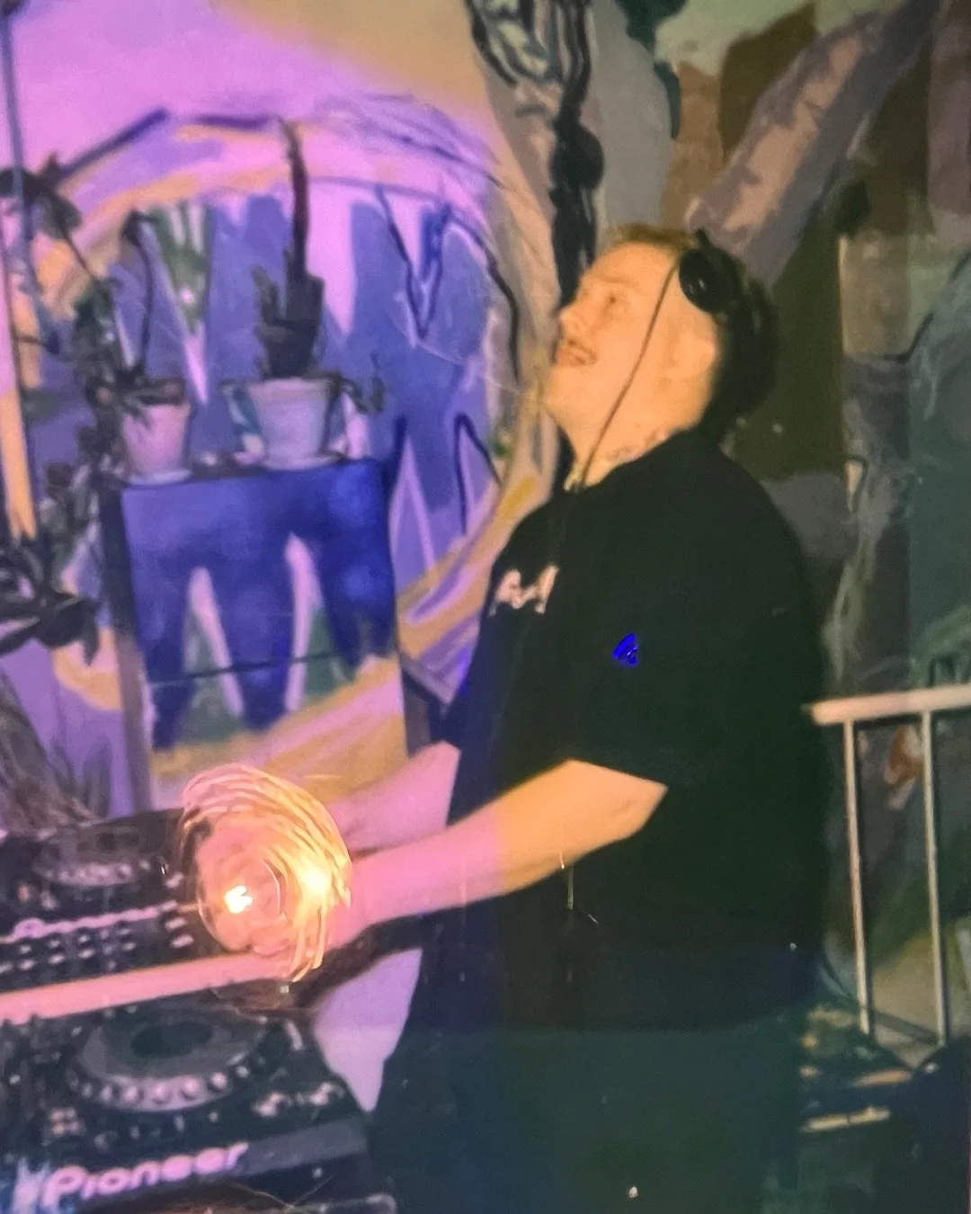 SWITCH OFFFF lyric vid out on YT🔌⚡

new one with Venezuelan artist @mayelaelaela she&rsquo;s like:

&rdquo;Im currently in Venezuela and had been planning ideas to do the video for like 4 days and when I finally was ready to shoot there came a power