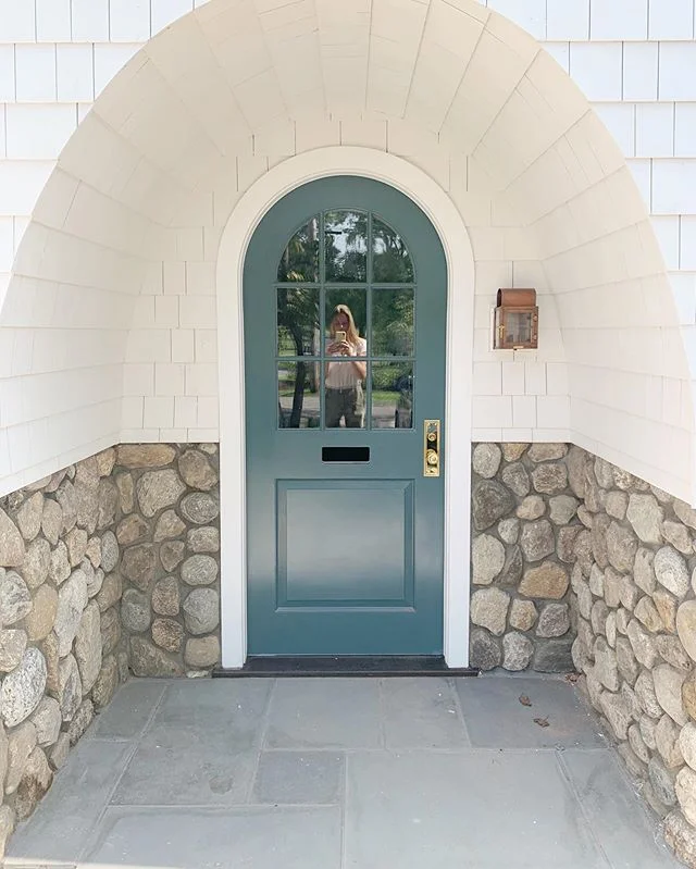 Love how this sweet little mudroom entrance turned out 💙
.
.
.
.
.
.
.
.
.
.
.
.
.
.
#interiordesign #homedecor #thedelightofdecor #myhomevibe #brightboldhome #ispyraddesign #designinspo #styleithappy #makehomematter #interior_and_living #interior_d
