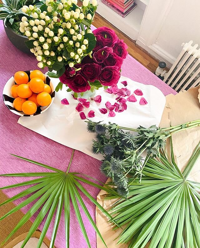 Scenes from Friday&lsquo;s party prep 🧡 .
.
.
.
.
.
.
.
.
.
.
#interiordesign #homedecor #thedelightofdecor #myhomevibe #brightboldhome #ispyraddesign #designinspo #styleithappy #makehomematter #interior_and_living #interior_design #homedecor #curat