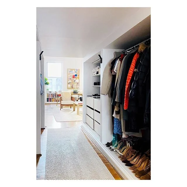 Loft Living 🧡
.
.
.
.
.
.
.
.
.
.
.
.
.
#interiordesign #homedecor #thedelightofdecor #myhomevibe #brightboldhome #interiordesignmagazine #designinspo #styleithappy #makehomematter #interior_and_living #interior_design #homedecor #curatedhome #desig