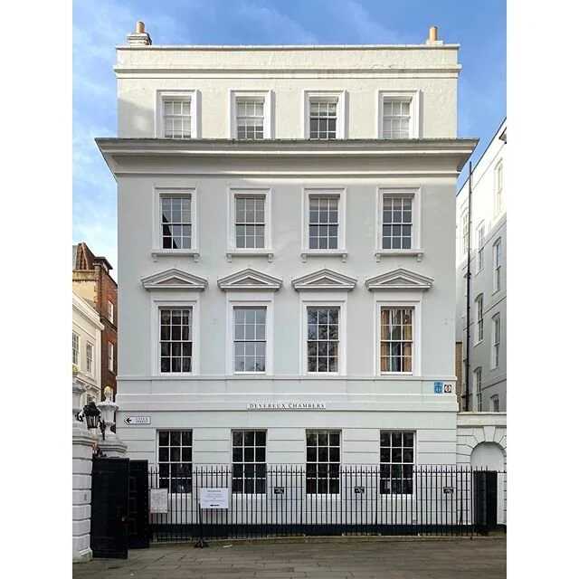 White on white on white (and blue sky!) in London .
.
.
.
.
.
.
.
.
.
.
.
.
.
#interiordesign #homedecor #thedelightofdecor #myhomevibe #brightboldhome #interiordesignmagazine #designinspo #styleithappy #makehomematter #interior_and_living #interior_