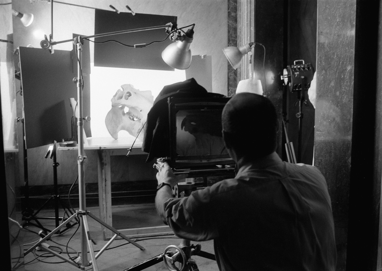 Lennart Durehed, Irving Penn photographing in Národni Museum , Prague, 1986. © Lennart Durehed