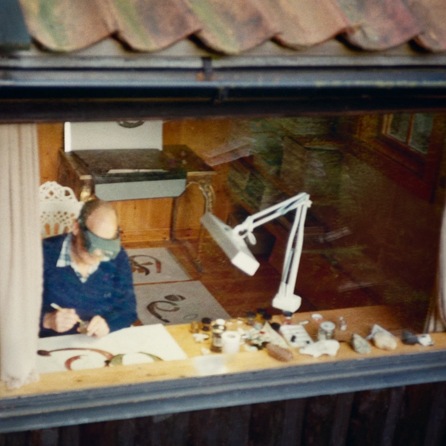 Lisa Fonssagrives-Penn, Irving Penn in his painting studio , Sweden, 1987. © The Lisa Fonssagrives-Penn Trust