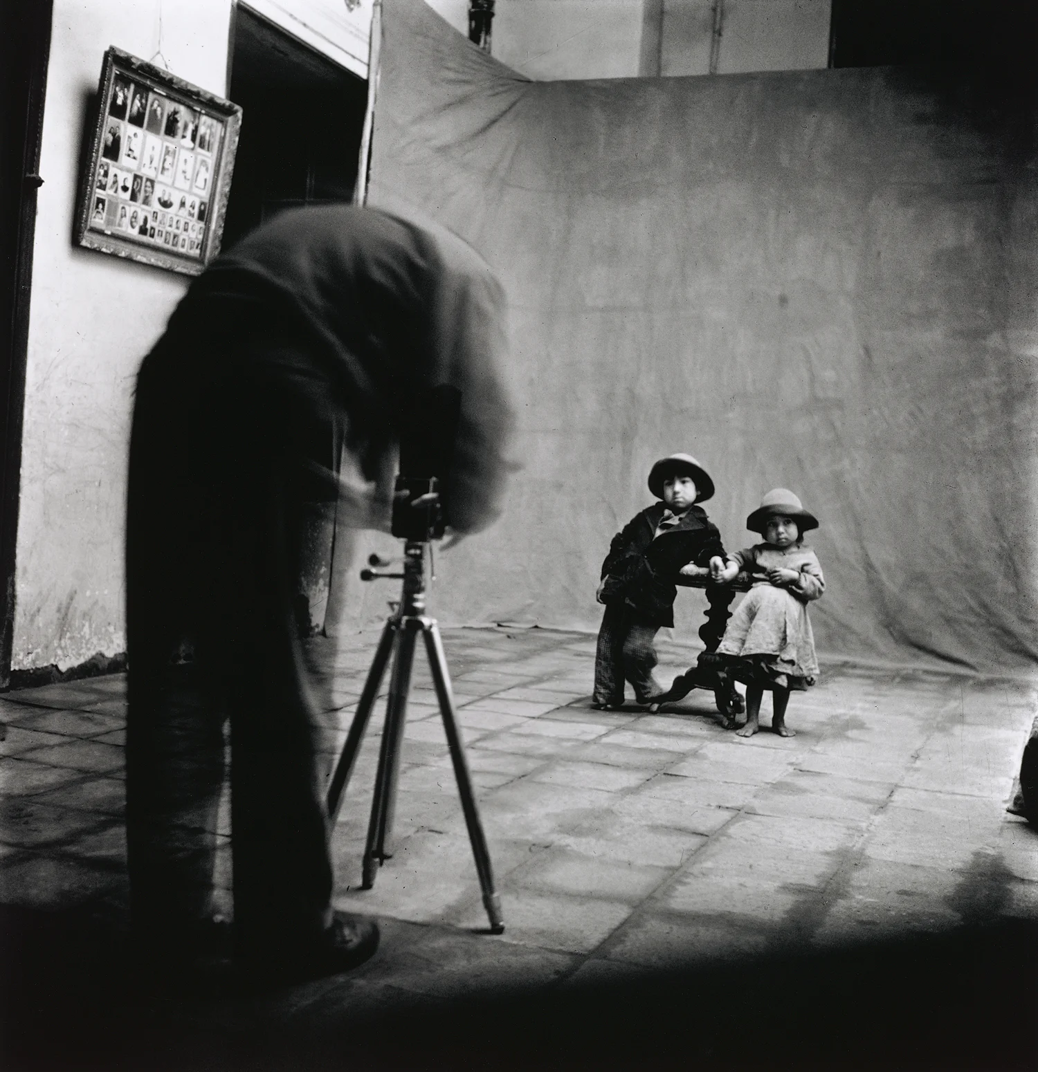Unknown photographer, Irving Penn at work in Cuzco , 1948. © The Irving Penn Foundation