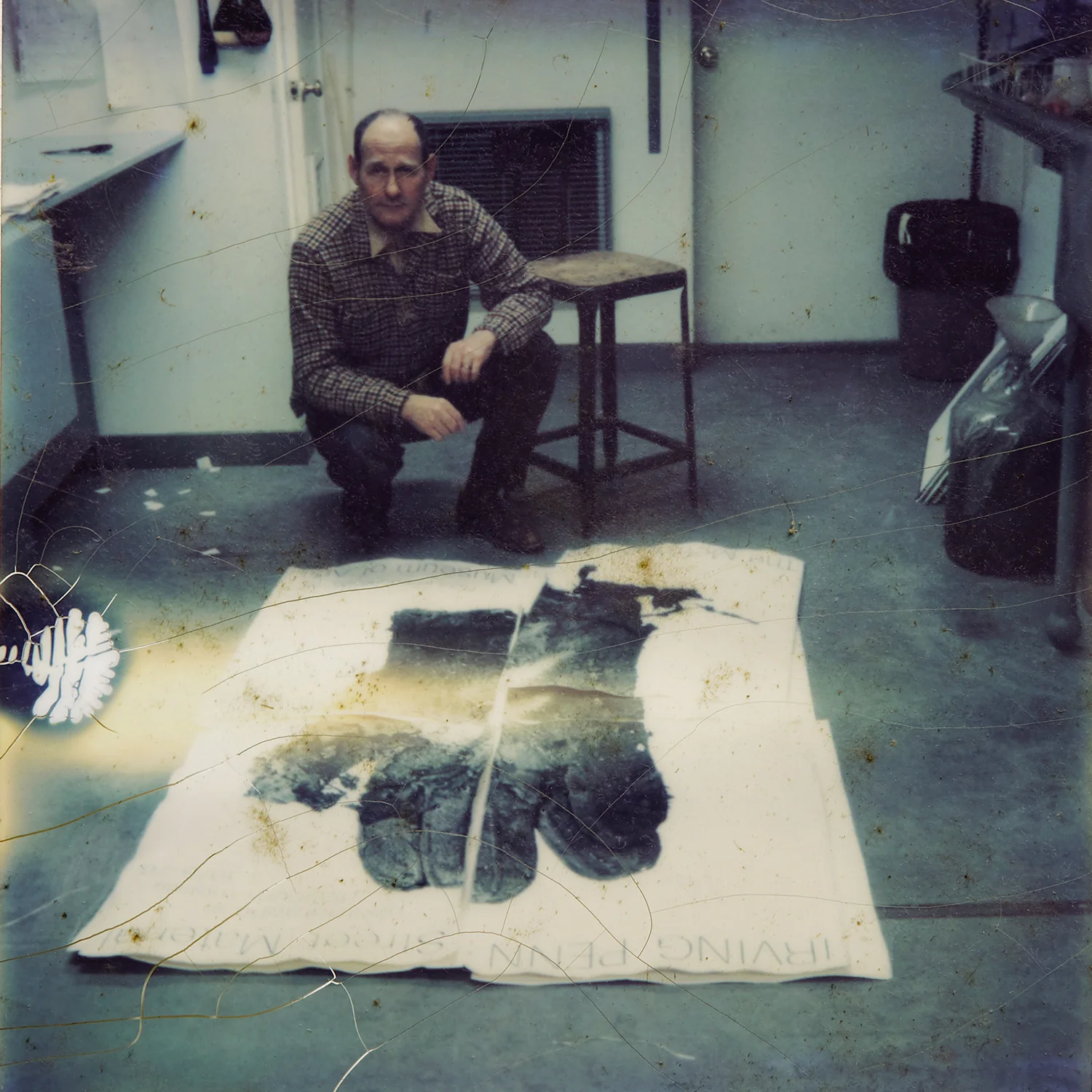 Lisa Fonssagrives-Penn, Irving Penn with Mud Glove in his darkroom , Huntington, NY, ca. 1976. © The Lisa Fonssagrives-Penn Trust