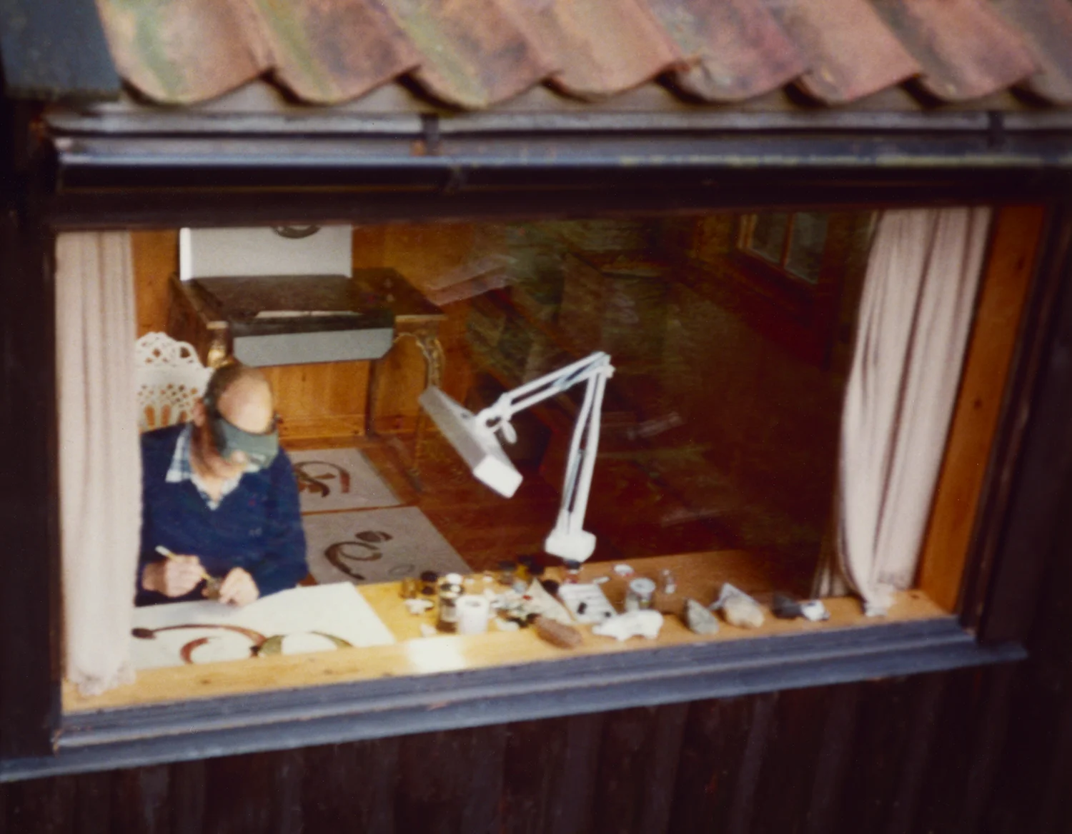 Lisa Fonssagrives-Penn, Irving Penn in his painting studio , Sweden, 1987. © The Lisa Fonssagrives-Penn Trust