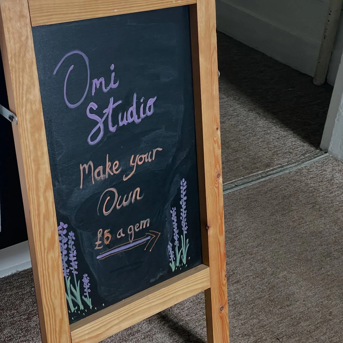 Come and have a go at fused glass with @naomijacquesartist at @rugeleysnookerclub Heron Hall. TODAY  loads more to do on site as well. 

HaPpY SuNdAy 

#fusedglass #dropinworkshop #glass #create #familyfun