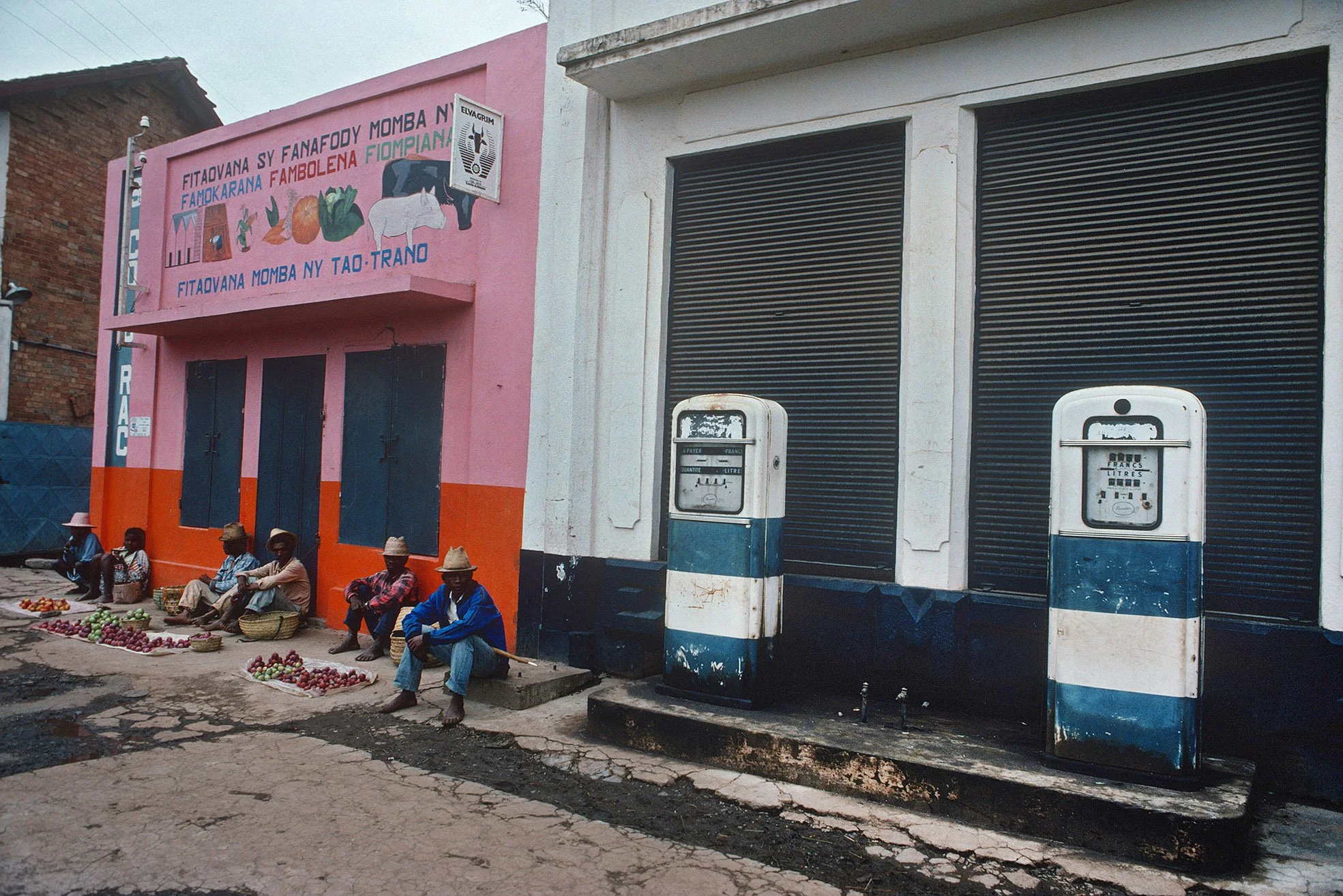 Madagascar_1993_Antsirabe_Station_service.jpg