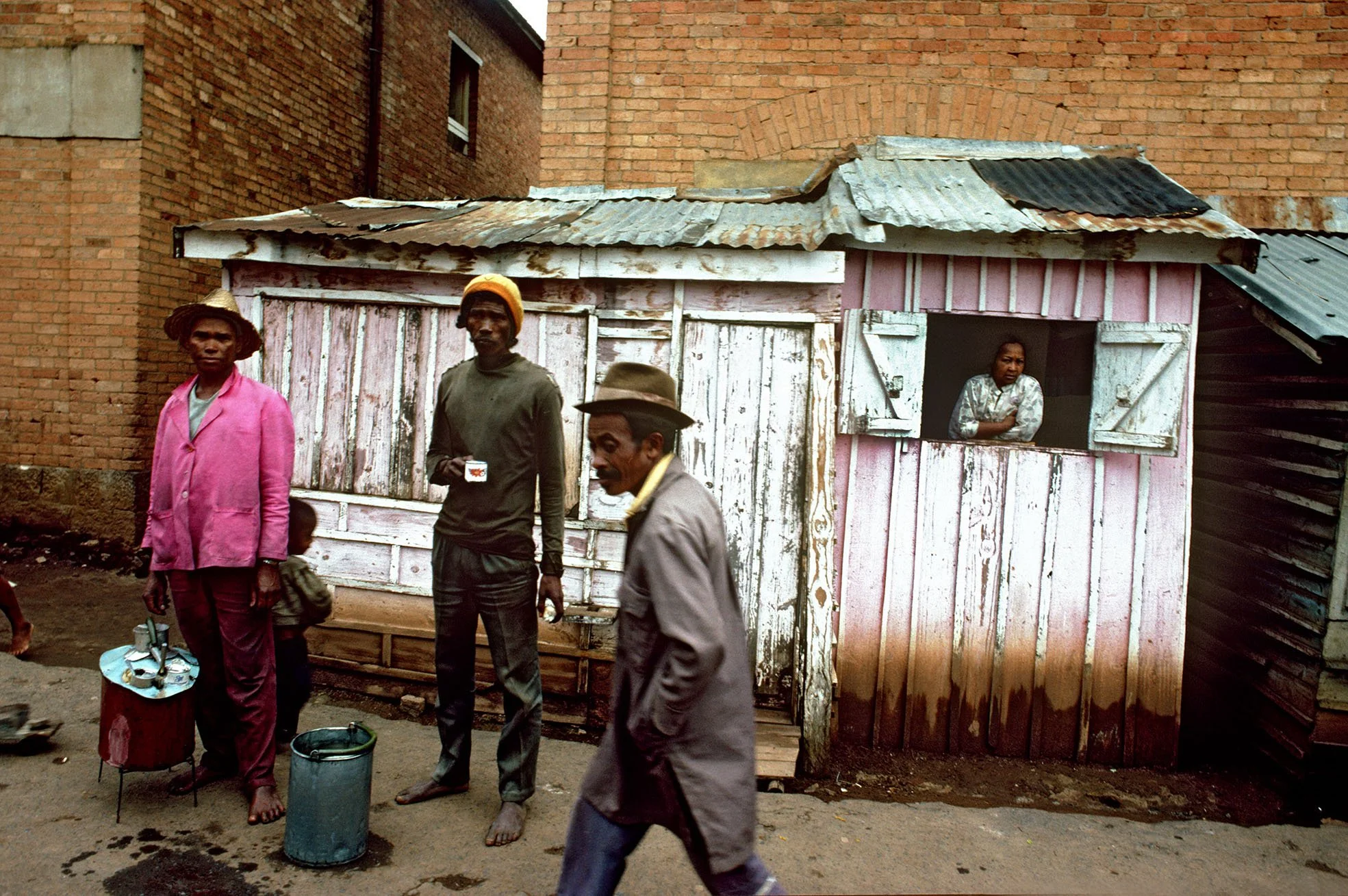 Madagascar_1993_Antsirabe_Vendeur_De_thé 2.jpg