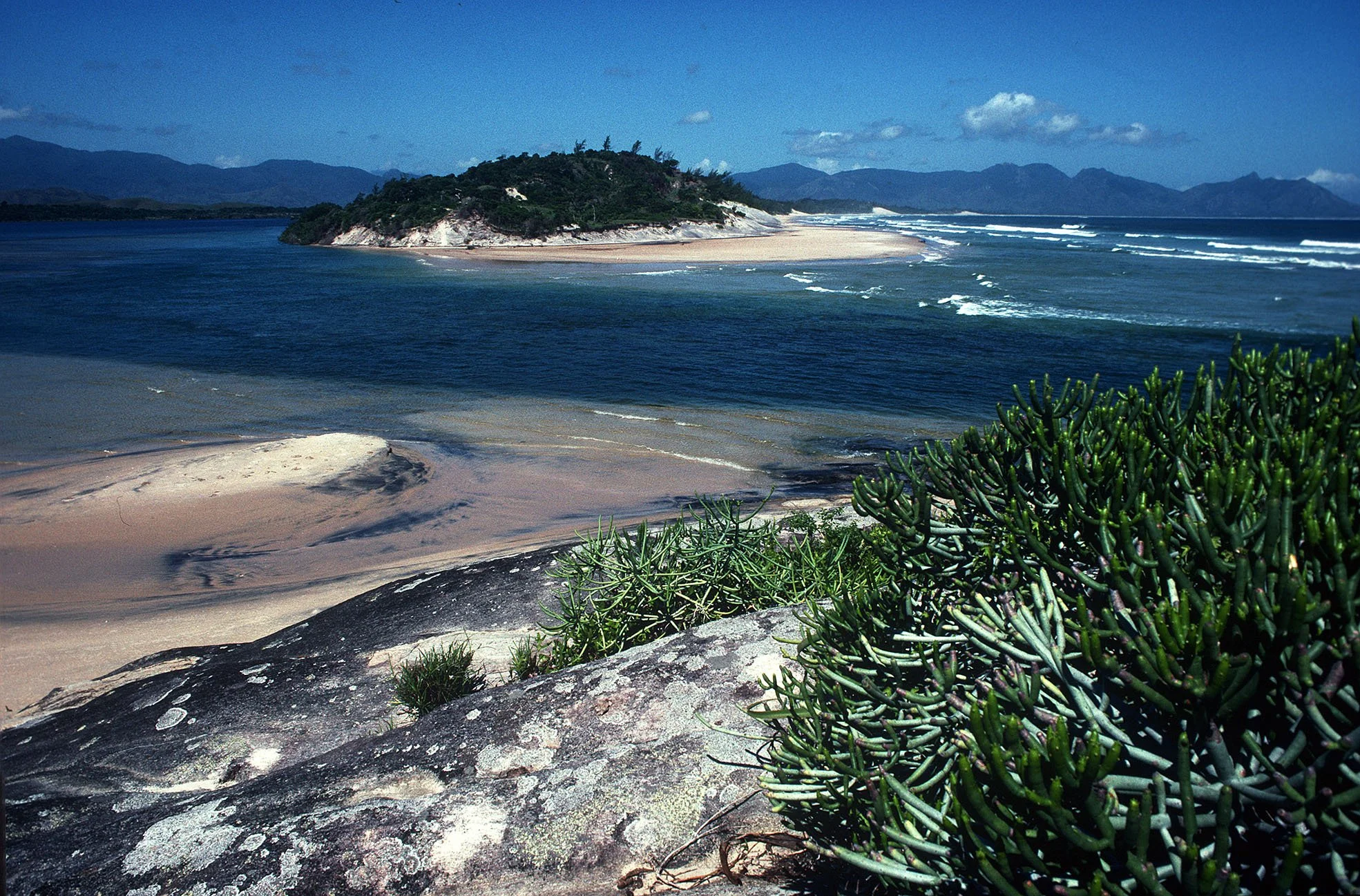 Madagascar_1993_FortDauphin_Plage.jpg