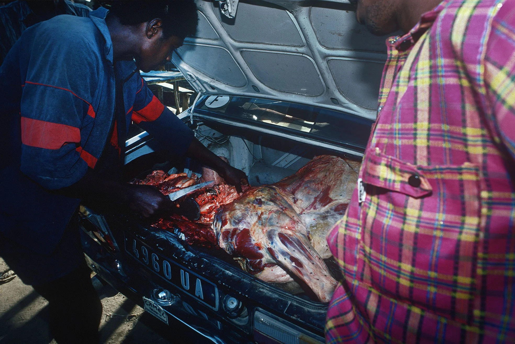 Madagascar_1993_Majunga_Viande_coffre_voiture.jpg