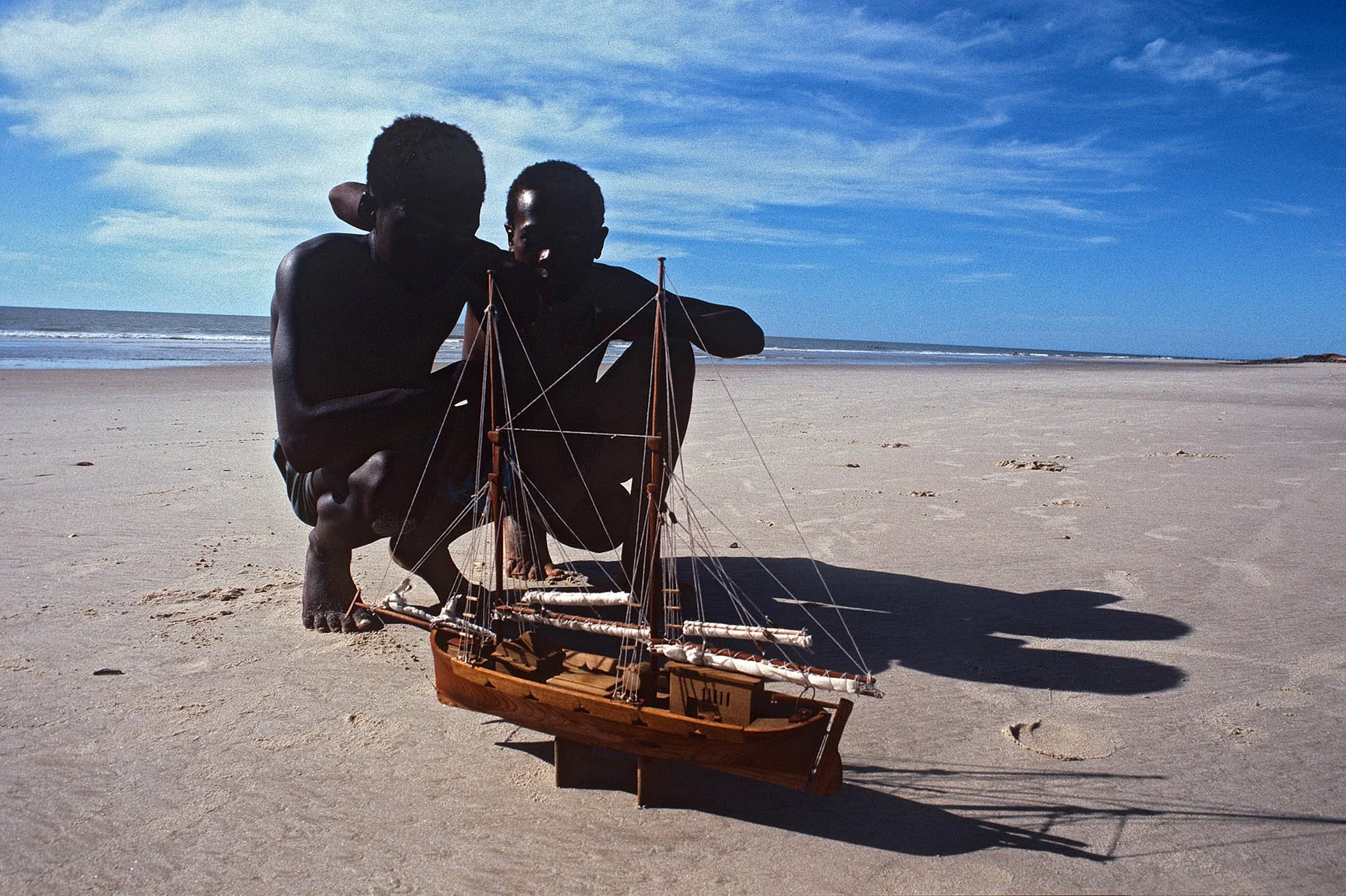 Madagascar_1993_Morondava_Bateau_plage.jpg