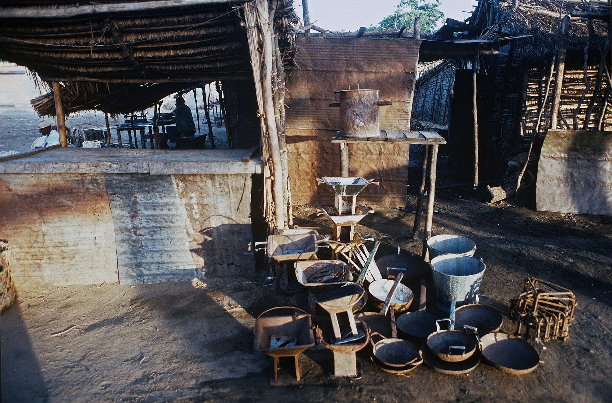 Madagascar_1993_Tulear_Echoppe_vide_marché.jpg