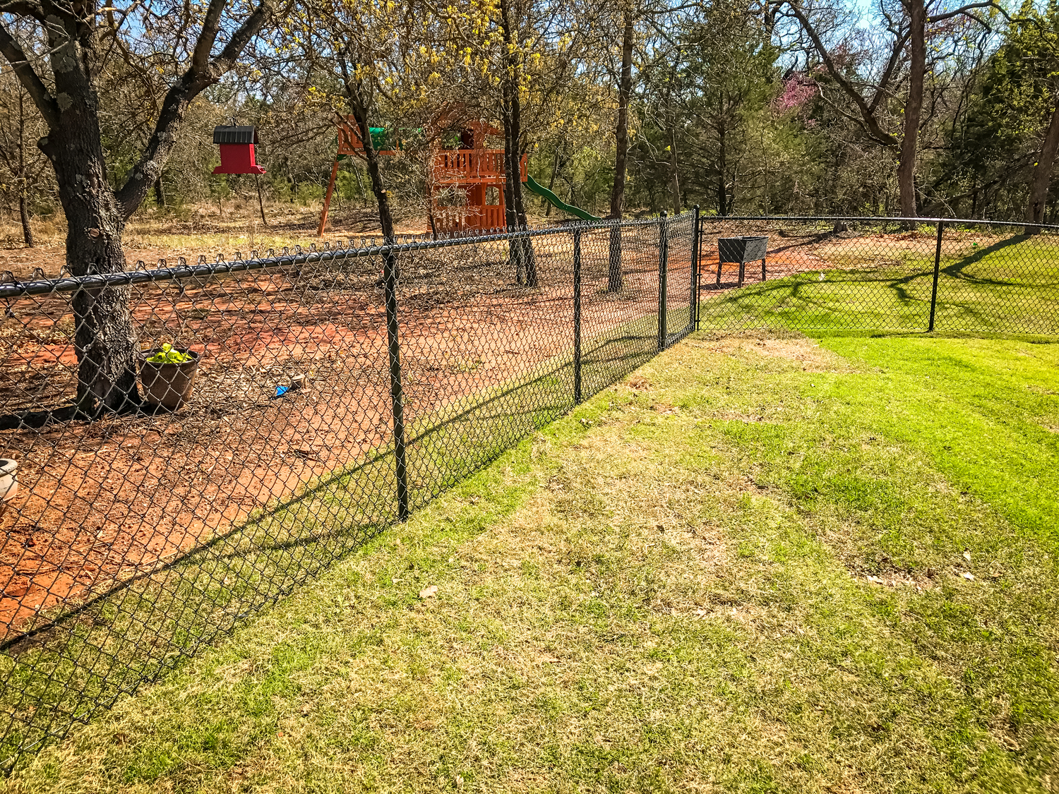 black-vinyl-chain-link-fence-yard.jpg