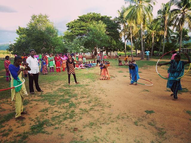 Love getting surprise pics from what our friends in India 🇮🇳 are doing with hoops in their community to bring joy 💕🙏⭕️🎉🥰❤️
.
.
#hoolaforhappiness #spreadjoy #joyspreader #hoolaindia #hoopersofindia #indiahoopers #hoolaforhappinessindia #hoopjam