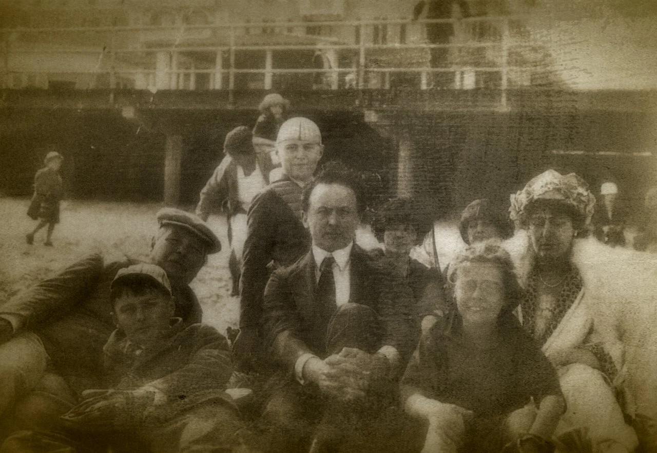 Houdini with Conan Doyle and his family in Atlantic City before the fateful seance