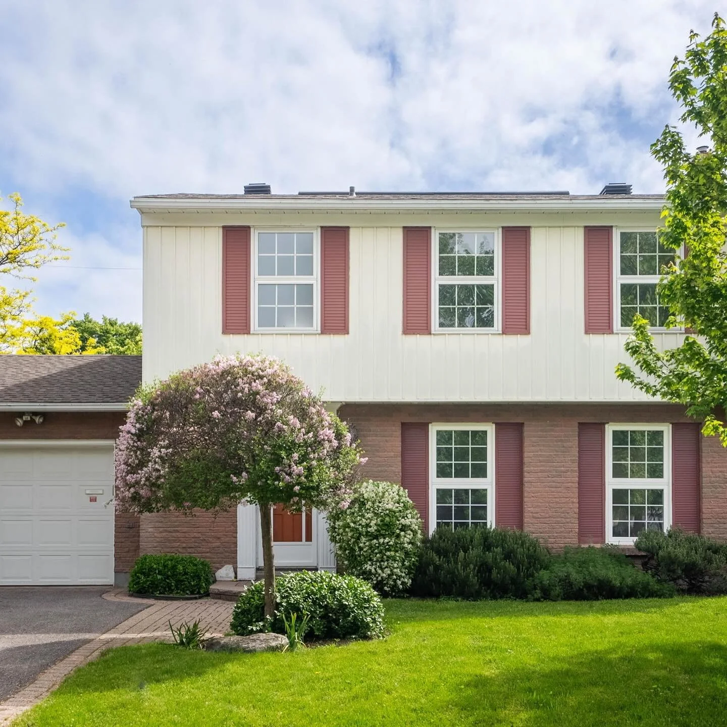 With the leaves in full bloom, this beautiful single family home shows at it&rsquo;s best 🌳

Now offering 857 Thorndale at $749,900 💥

Located in the sought after Riverside Park South 👌🏼

#riversideparksouth #priceadjustment #singlefamilyhomeinot