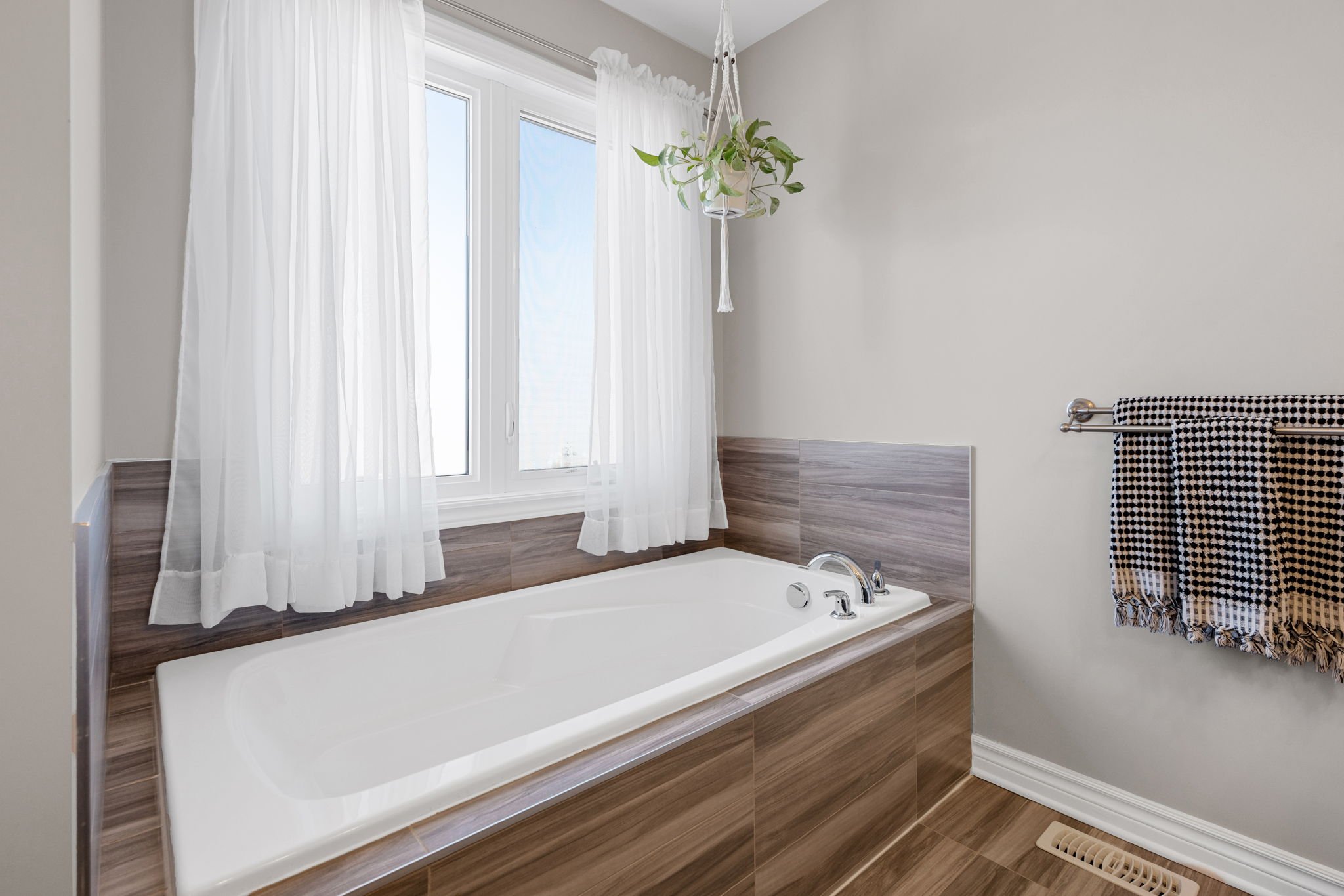 39-web-or-mls-6333-renaud-rd.jpg