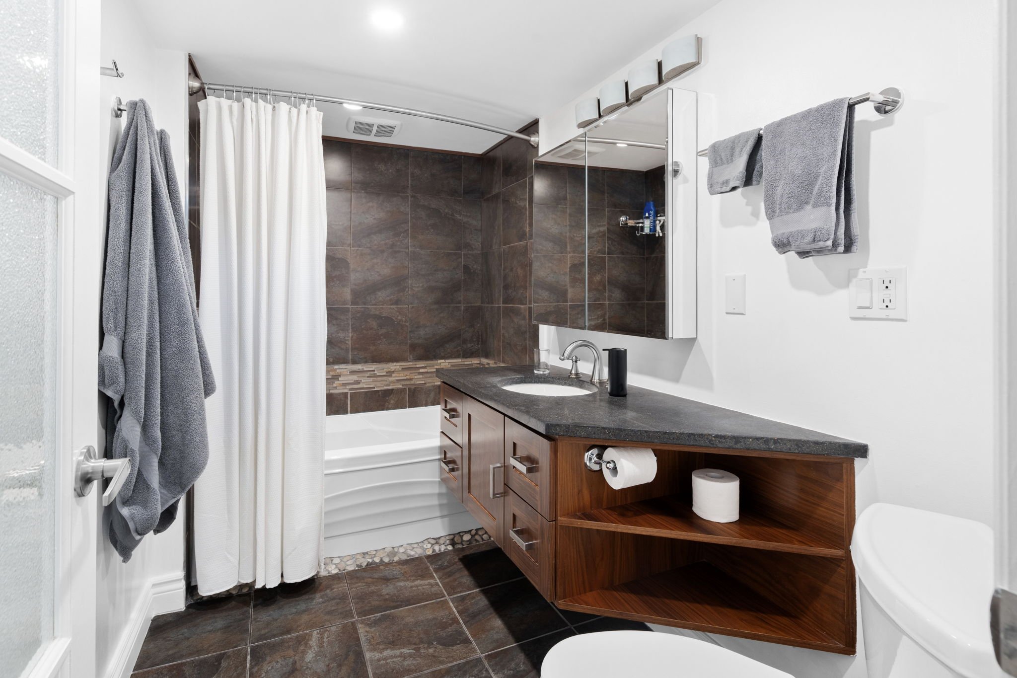 50-web-or-mls-244-flora-st.jpg