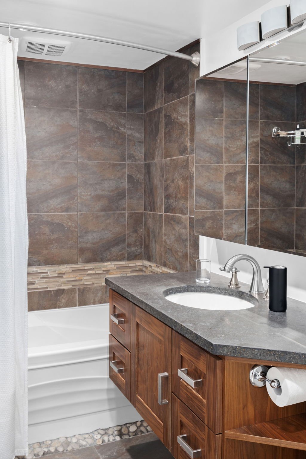 51-web-or-mls-244-flora-st.jpg