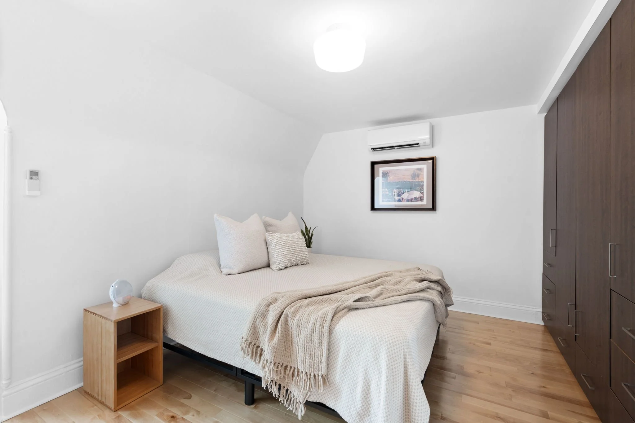 28-web-or-mls-244-flora-st.jpg