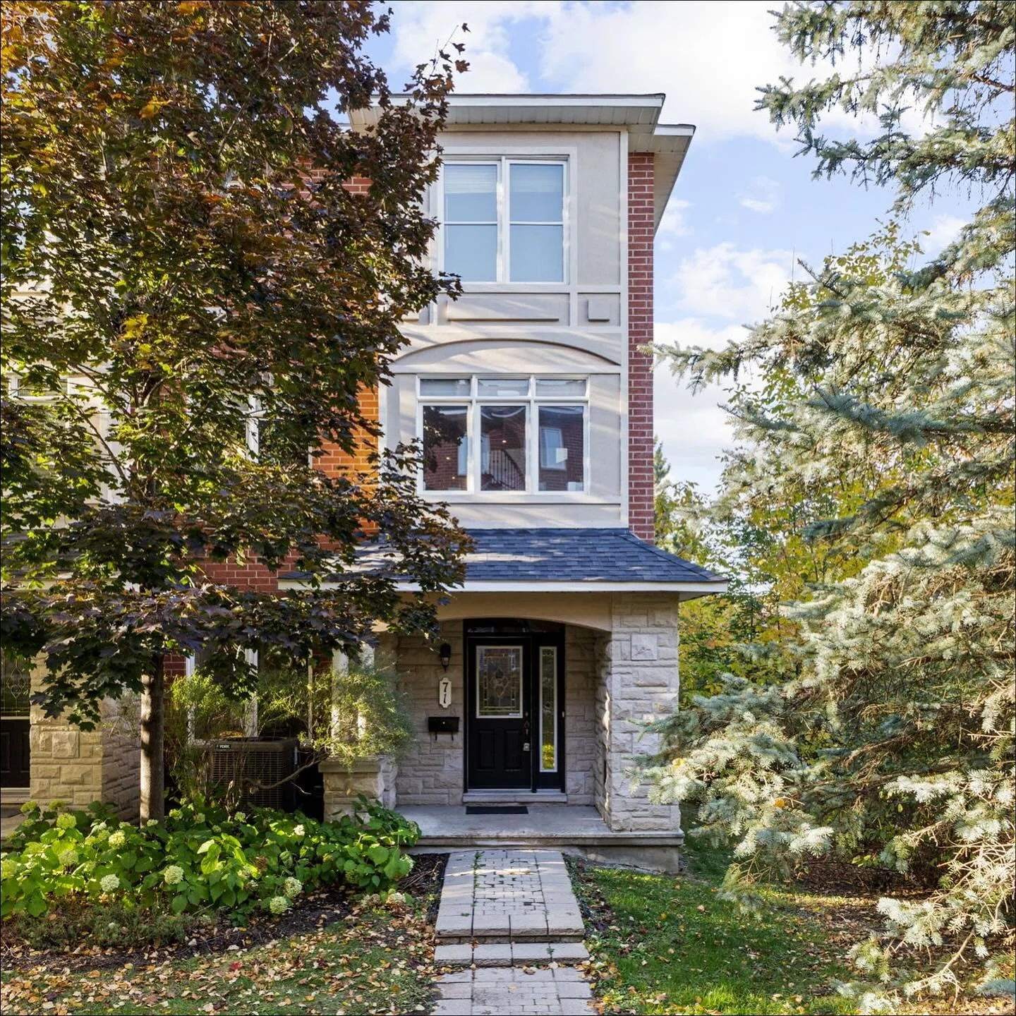 Tucked away in one of Westboro&rsquo;s most exclusive and peaceful enclaves, 71 Metropole Private offers a rare opportunity to lease a spacious and well maintained townhome next to a park, surrounded by mature trees and river pathways 🌳

This sought
