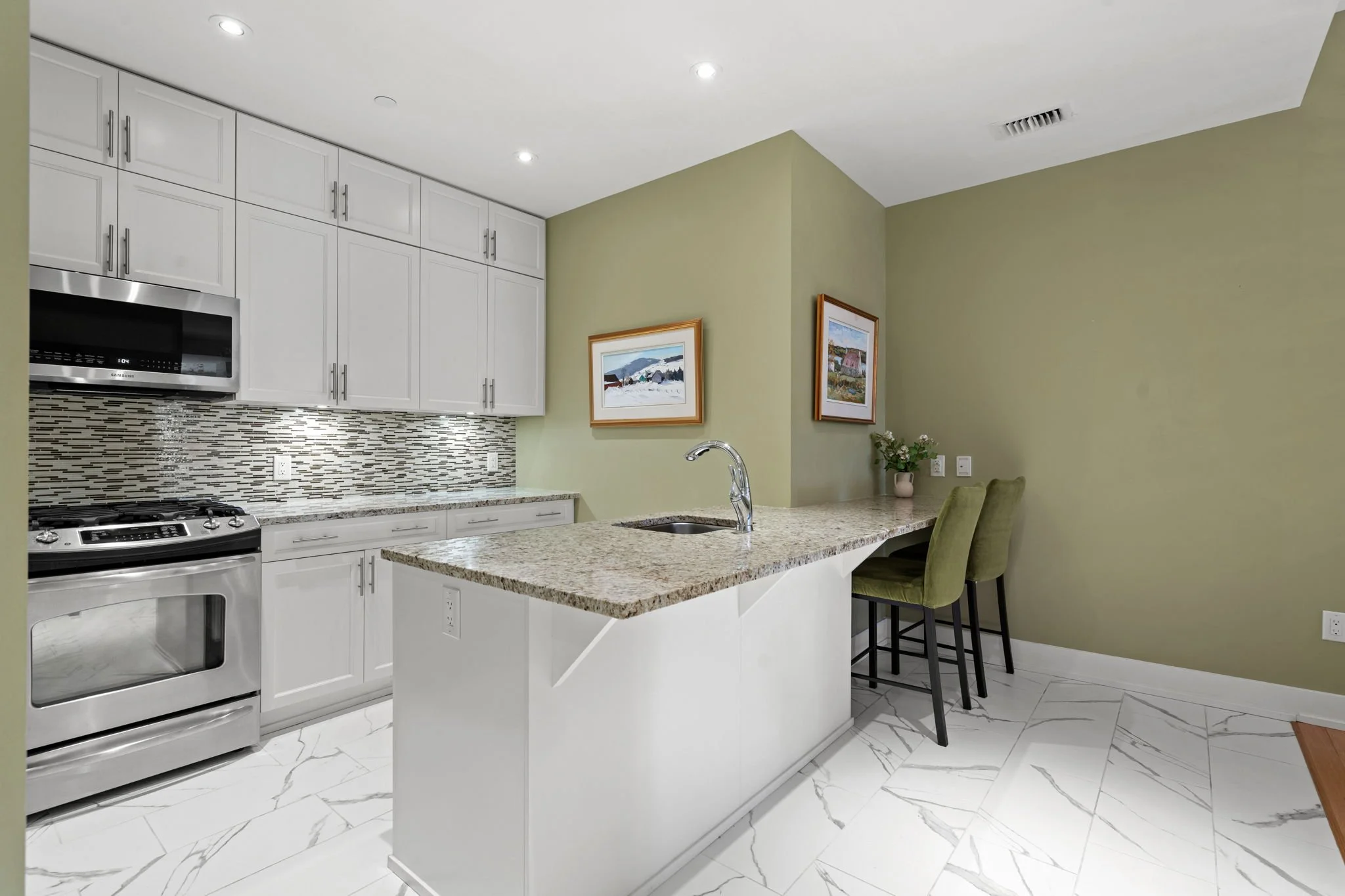 7-web-or-mls-100-champagne-ave-s-207.jpg