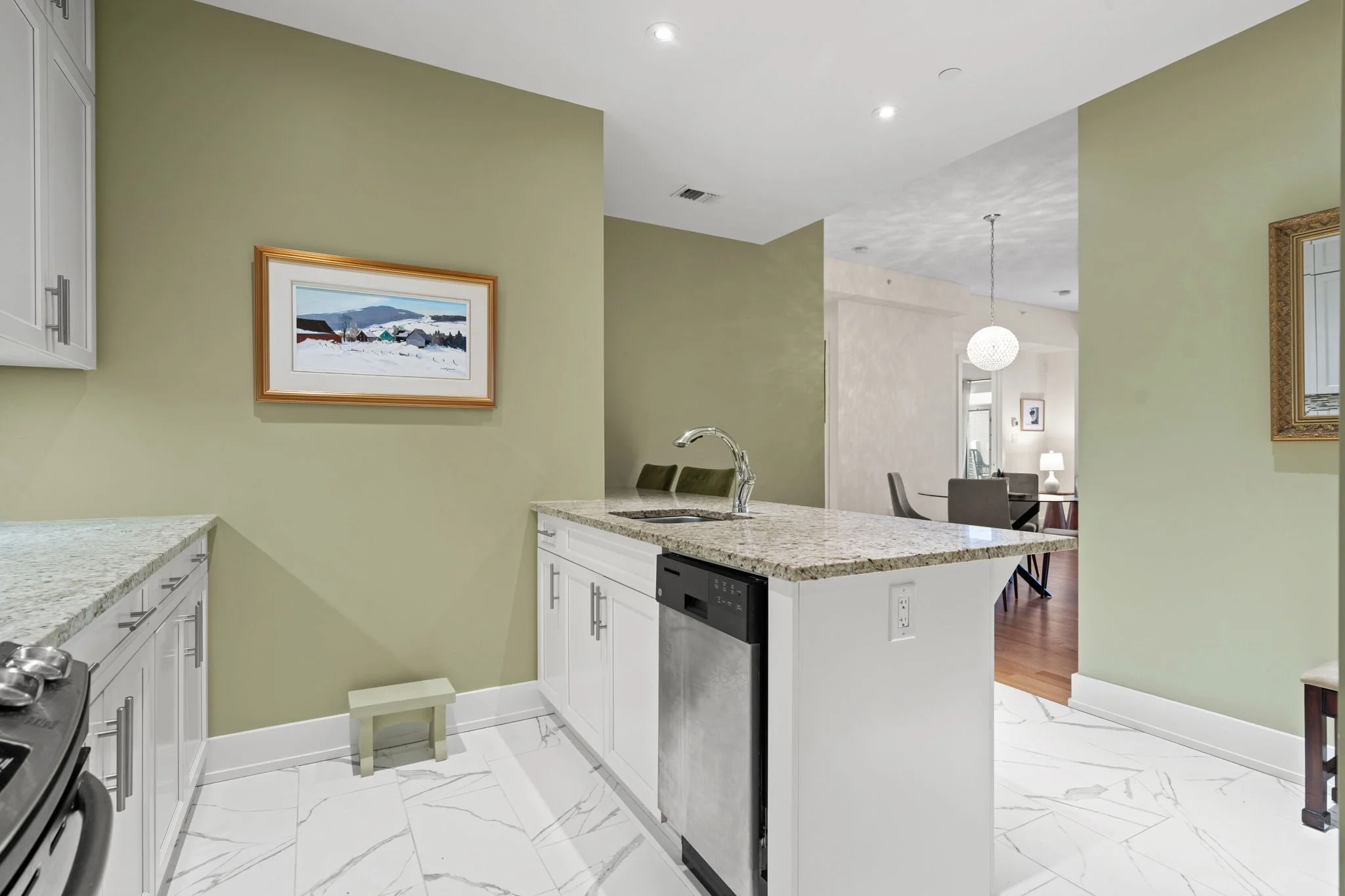 10-web-or-mls-100-champagne-ave-s-207.jpg