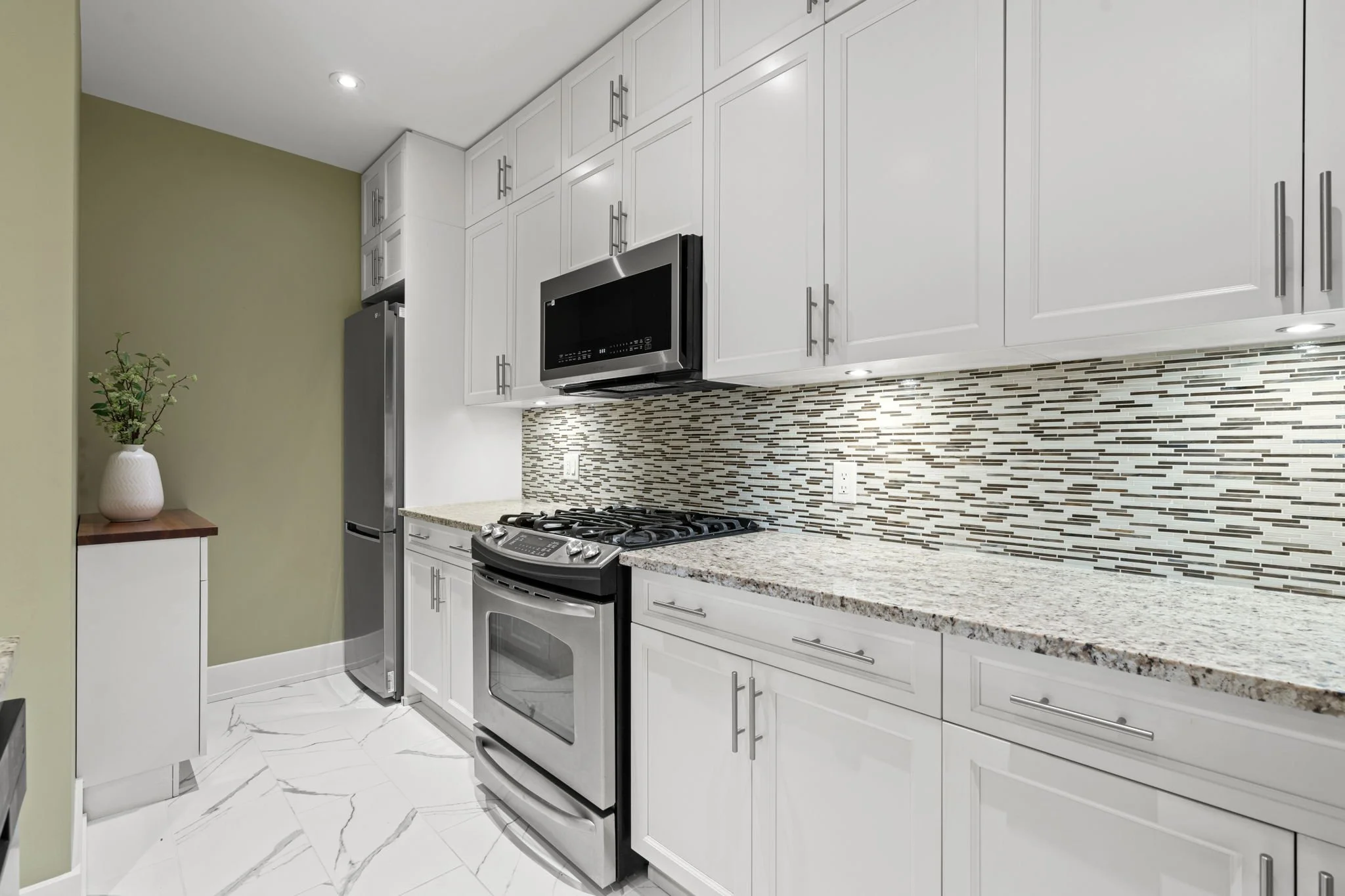 11-web-or-mls-100-champagne-ave-s-207.jpg