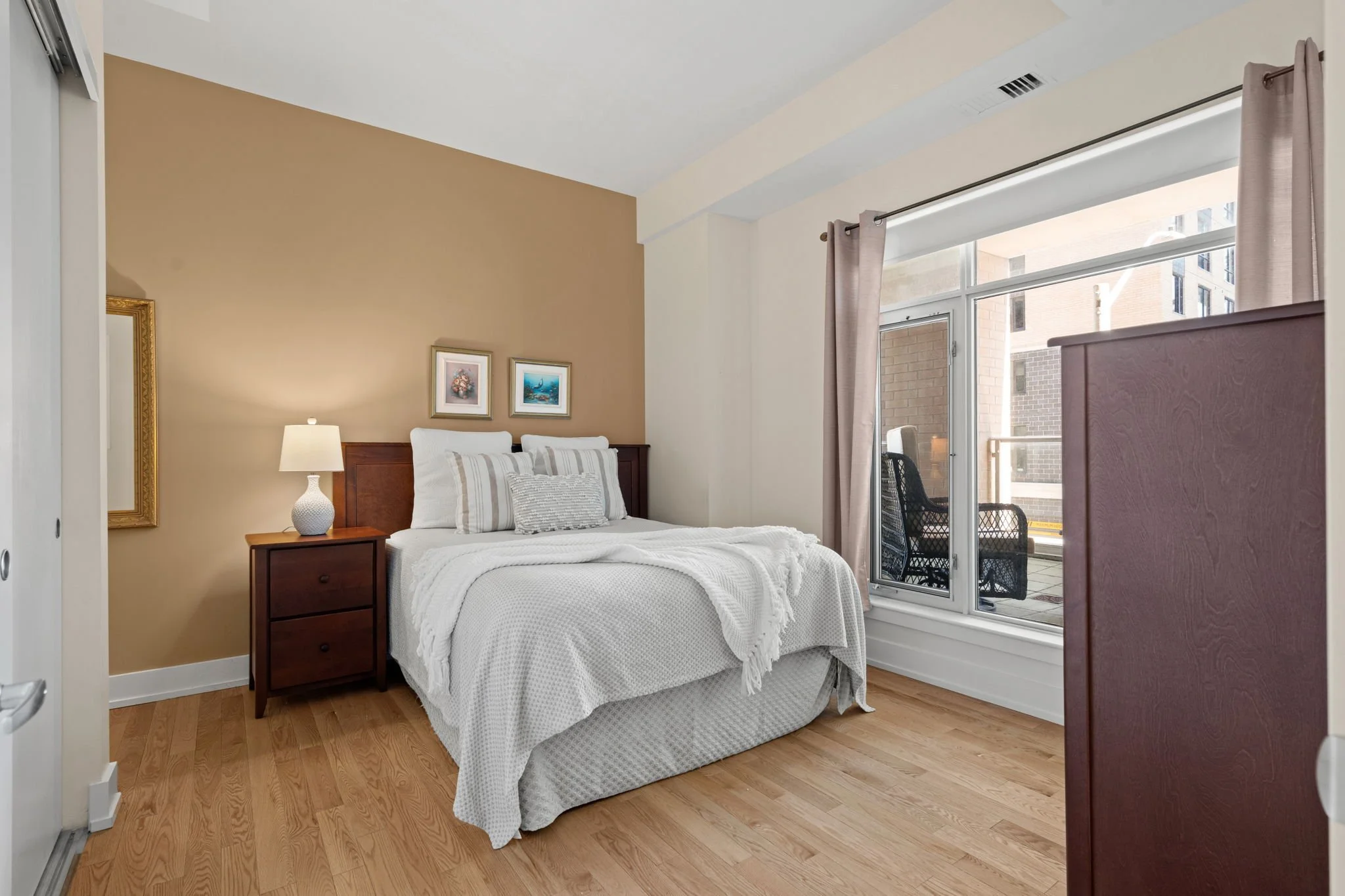 20-web-or-mls-100-champagne-ave-s-207.jpg