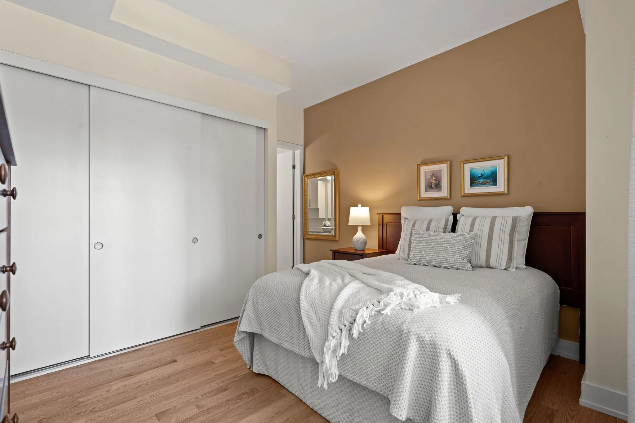21-web-or-mls-100-champagne-ave-s-207.jpg