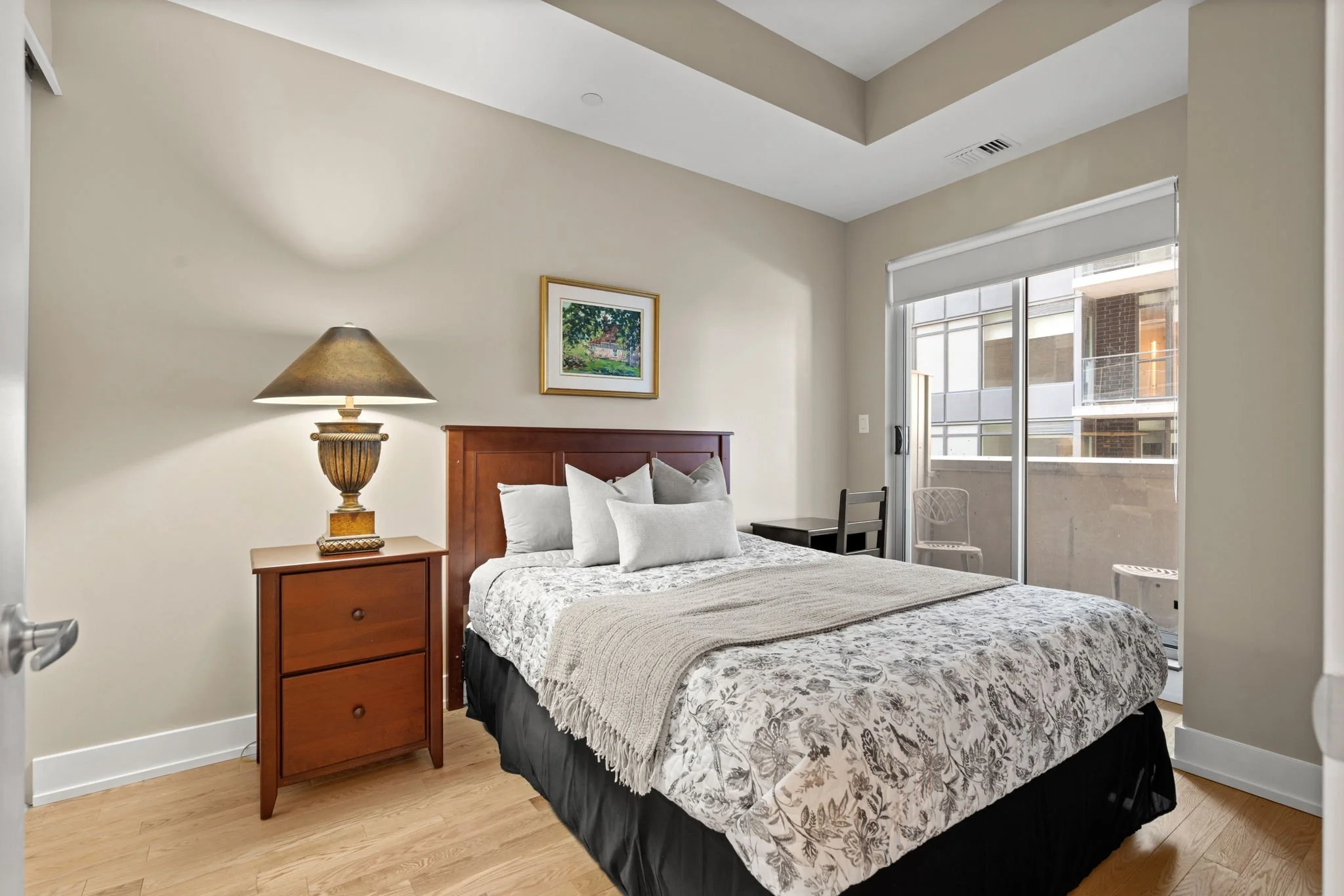 24-web-or-mls-100-champagne-ave-s-207.jpg