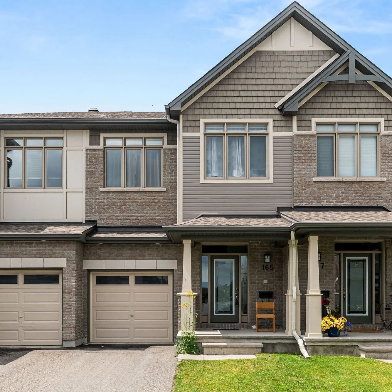 Looking for immediate occupancy? I have a townhome for you - now available for lease 🪧
Located in the popular community of Trailwest, close to transit, parks and shopping. This Claridge built home, the popular Bliss model, has an open concept main