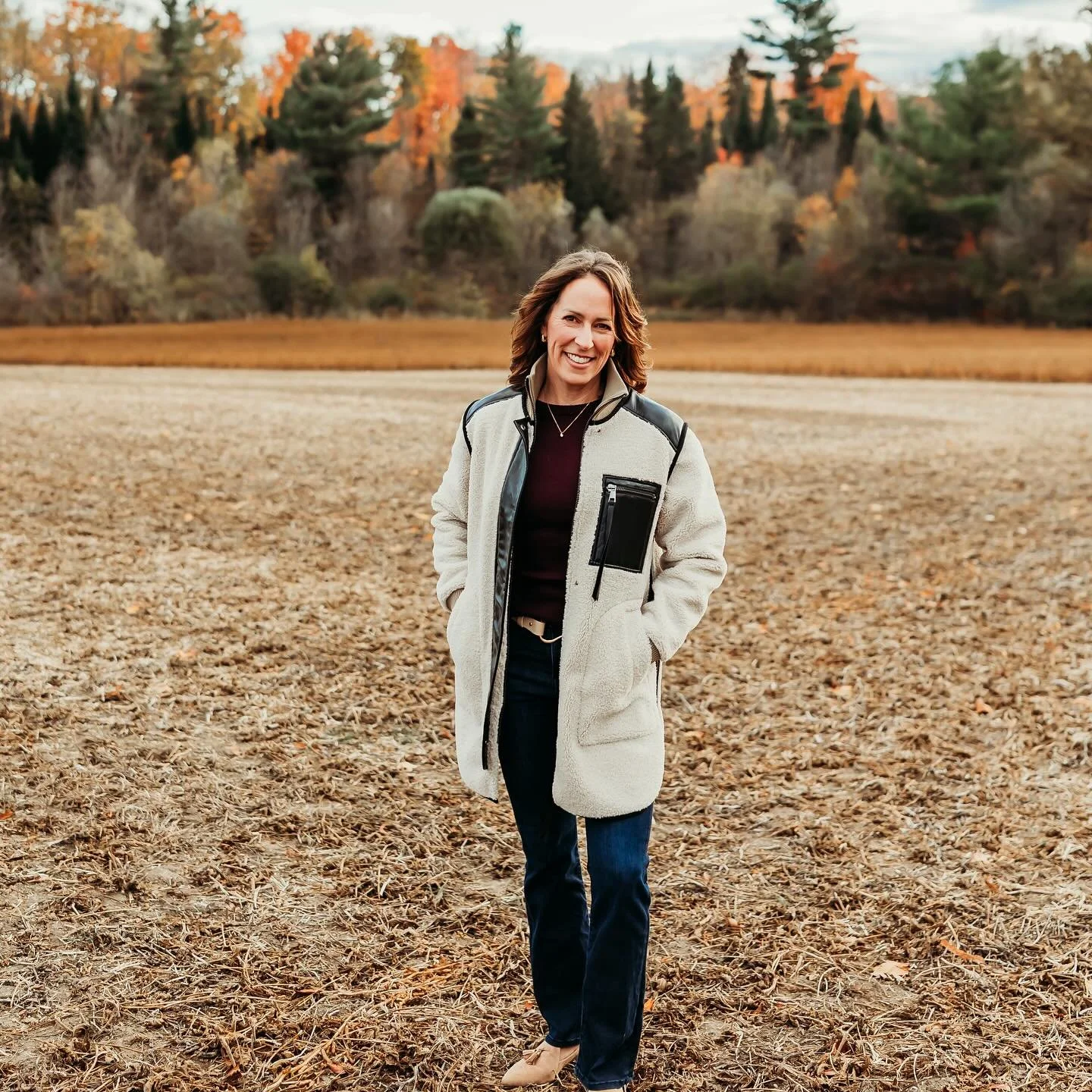 Feeling thankful ✨ Monday’s hit different, after a full weekend of hockey, work, Colton’s birthday party, basement purge (finally lol), and family time. I thrive off the routine of a fresh start 🍂 
Wishing you a great Monday! 
#freshst